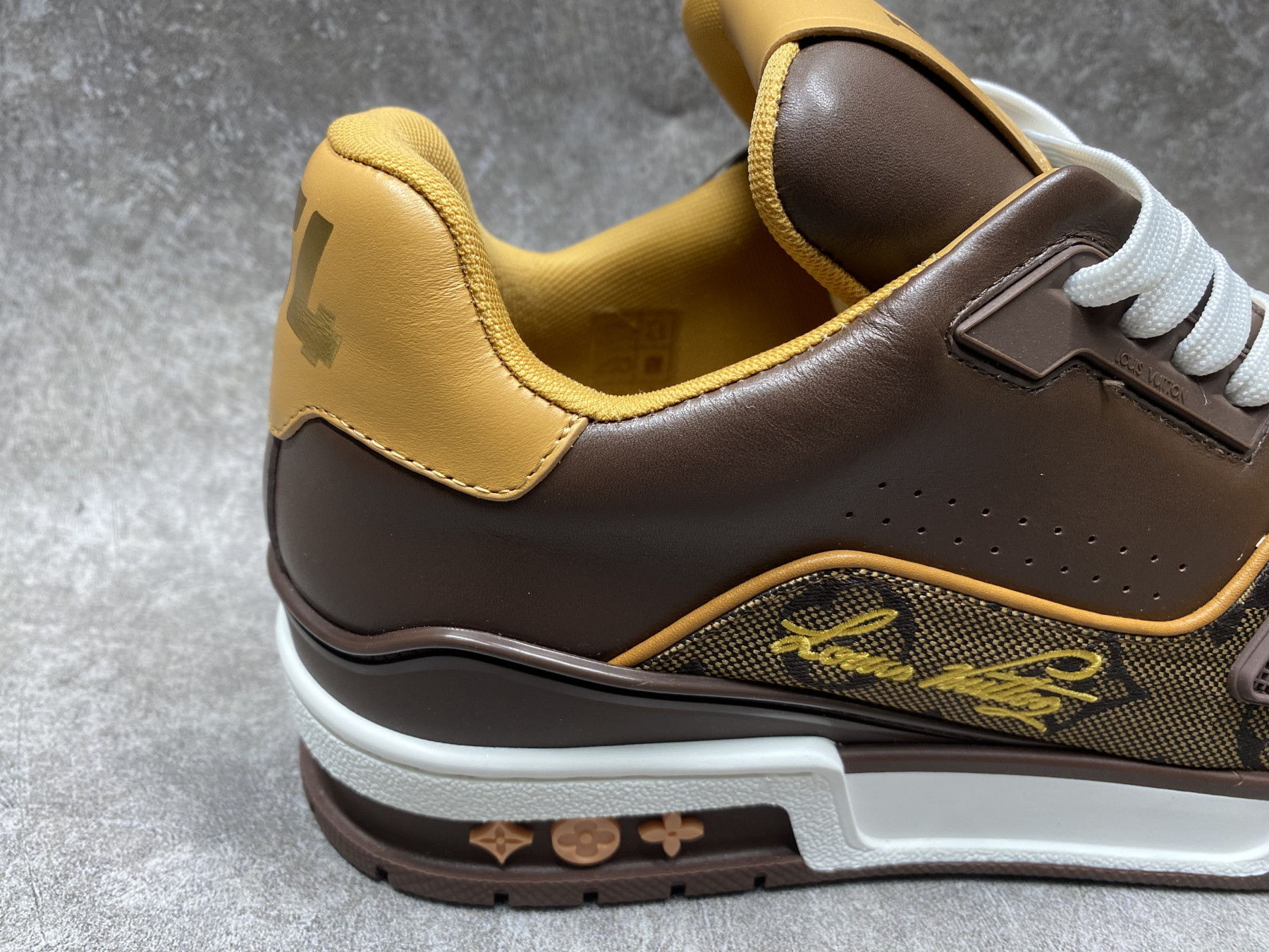 UA LV trainer Sneakers