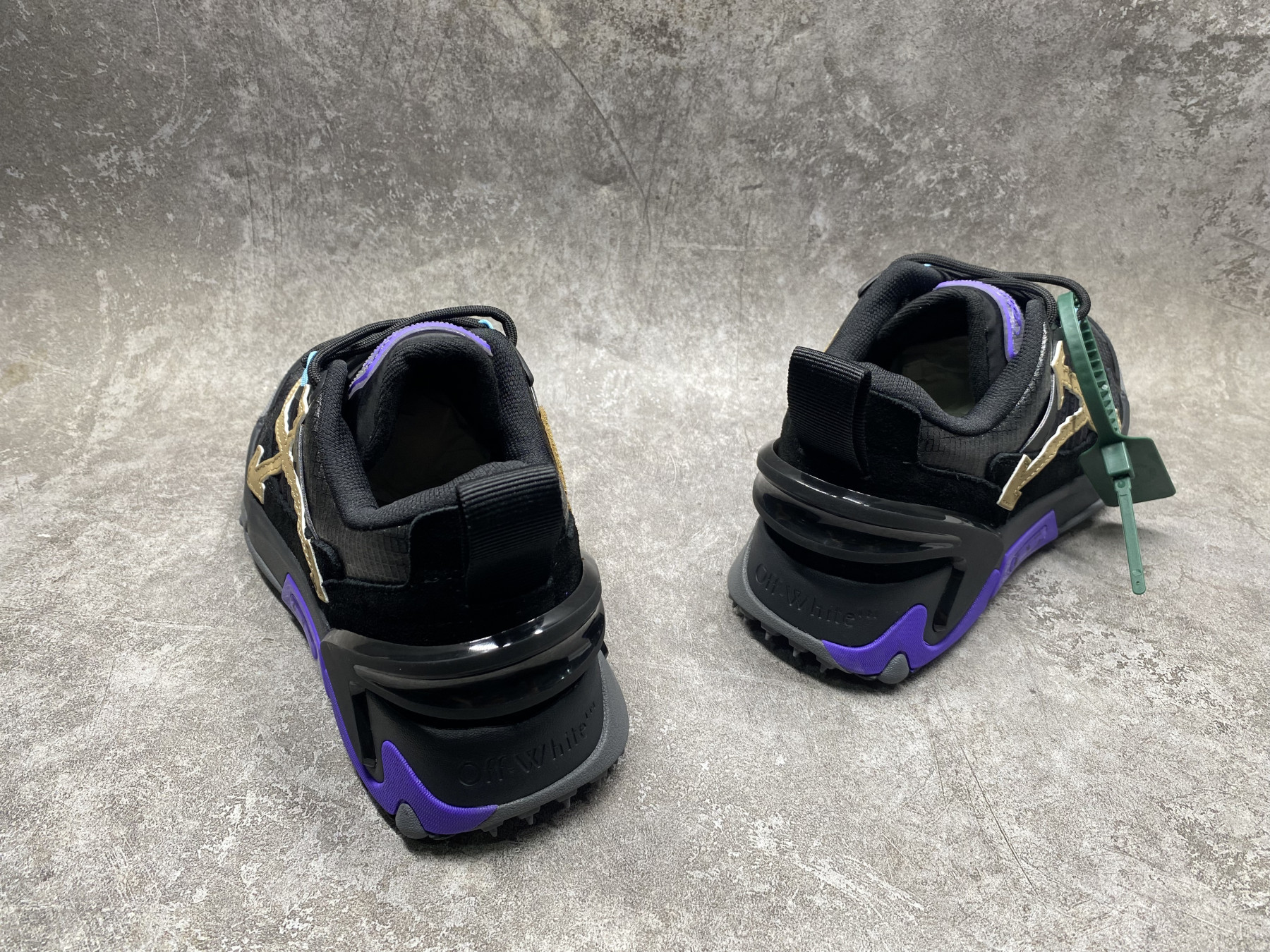 UA Off-White Odsy-2000 Sneaker