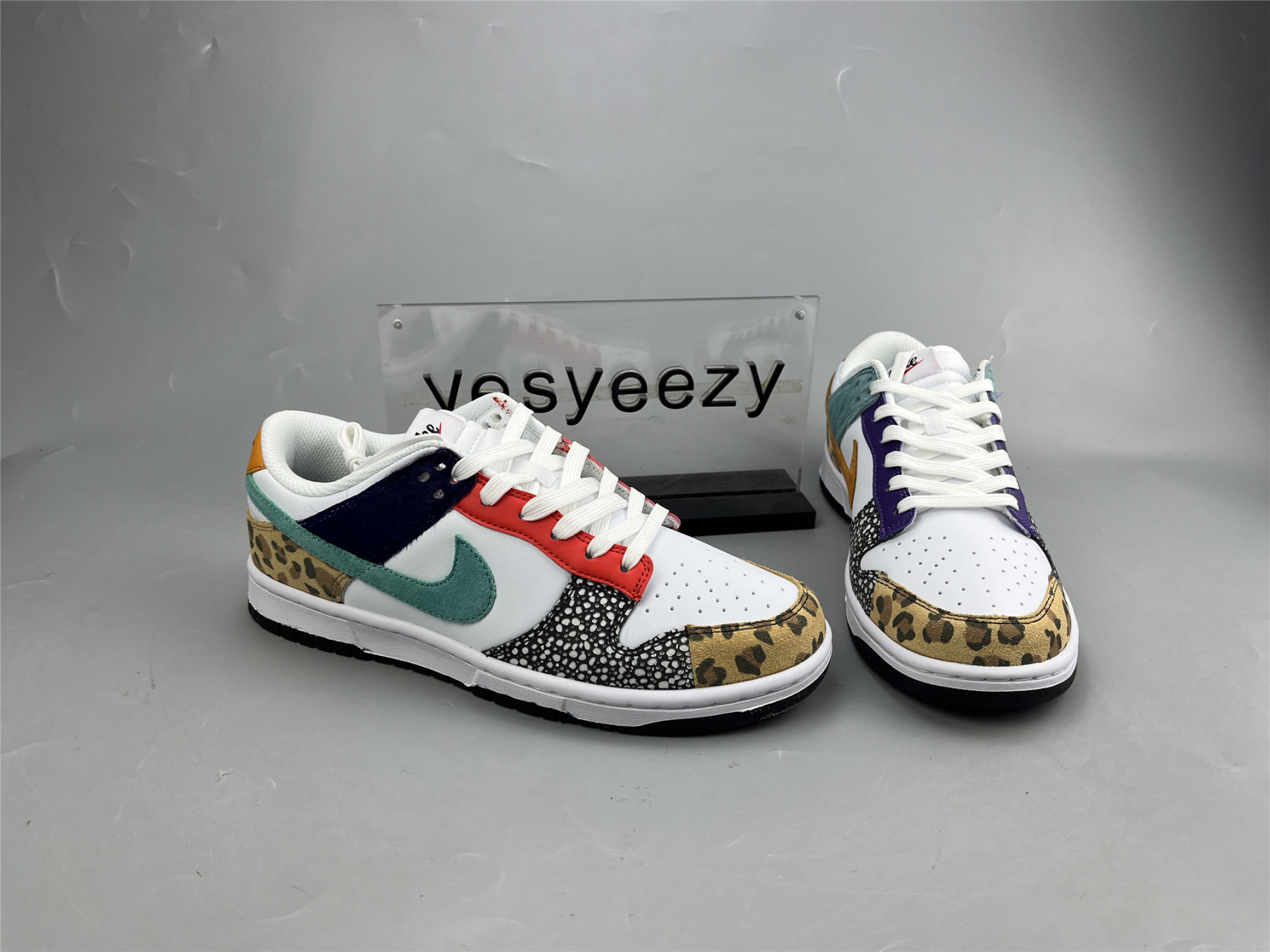 UA NIKE WMNS DUNK LOW SE
