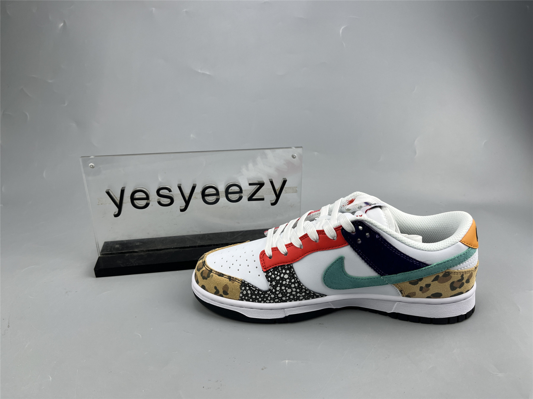 UA NIKE WMNS DUNK LOW SE