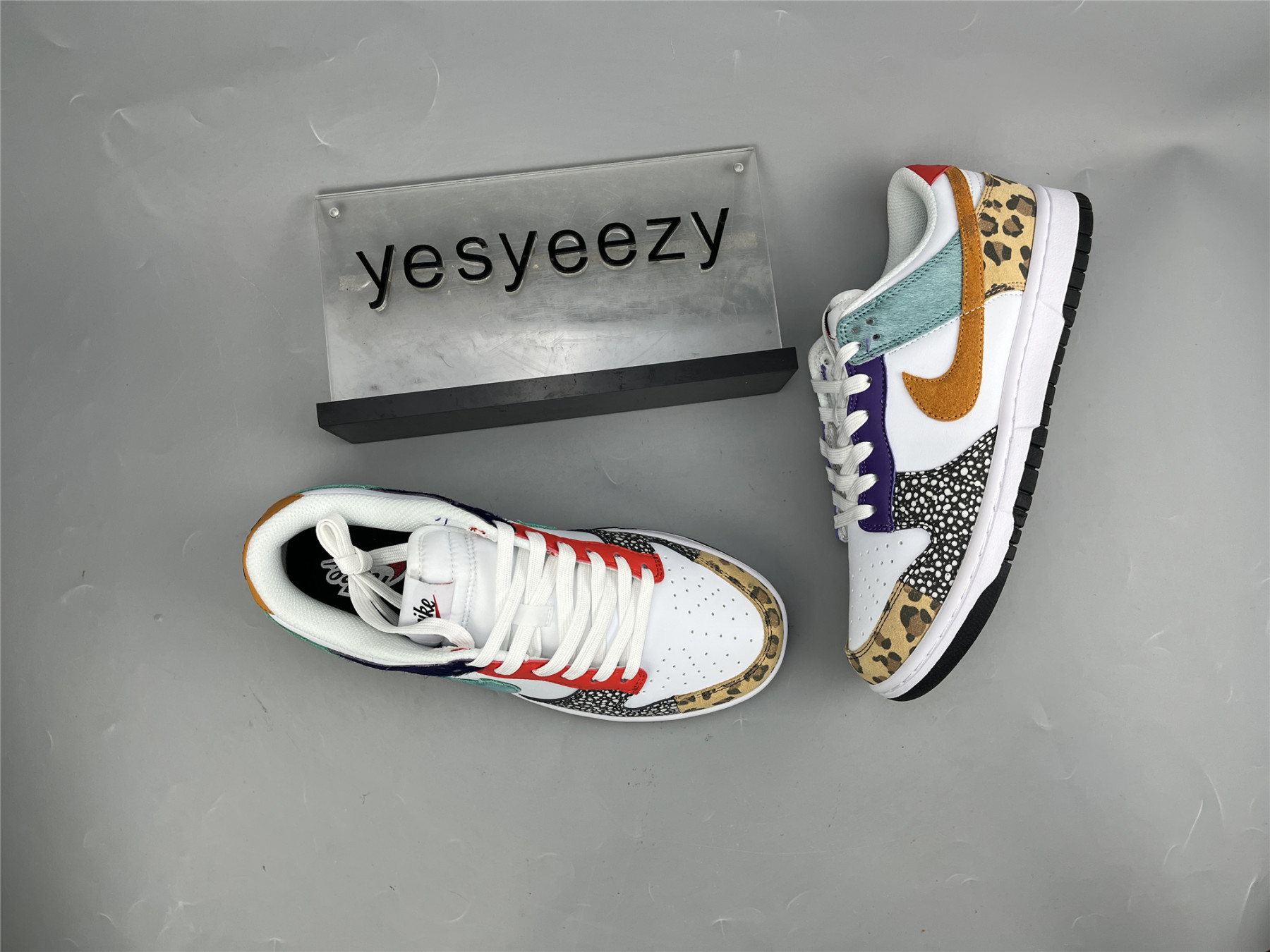 UA NIKE WMNS DUNK LOW SE