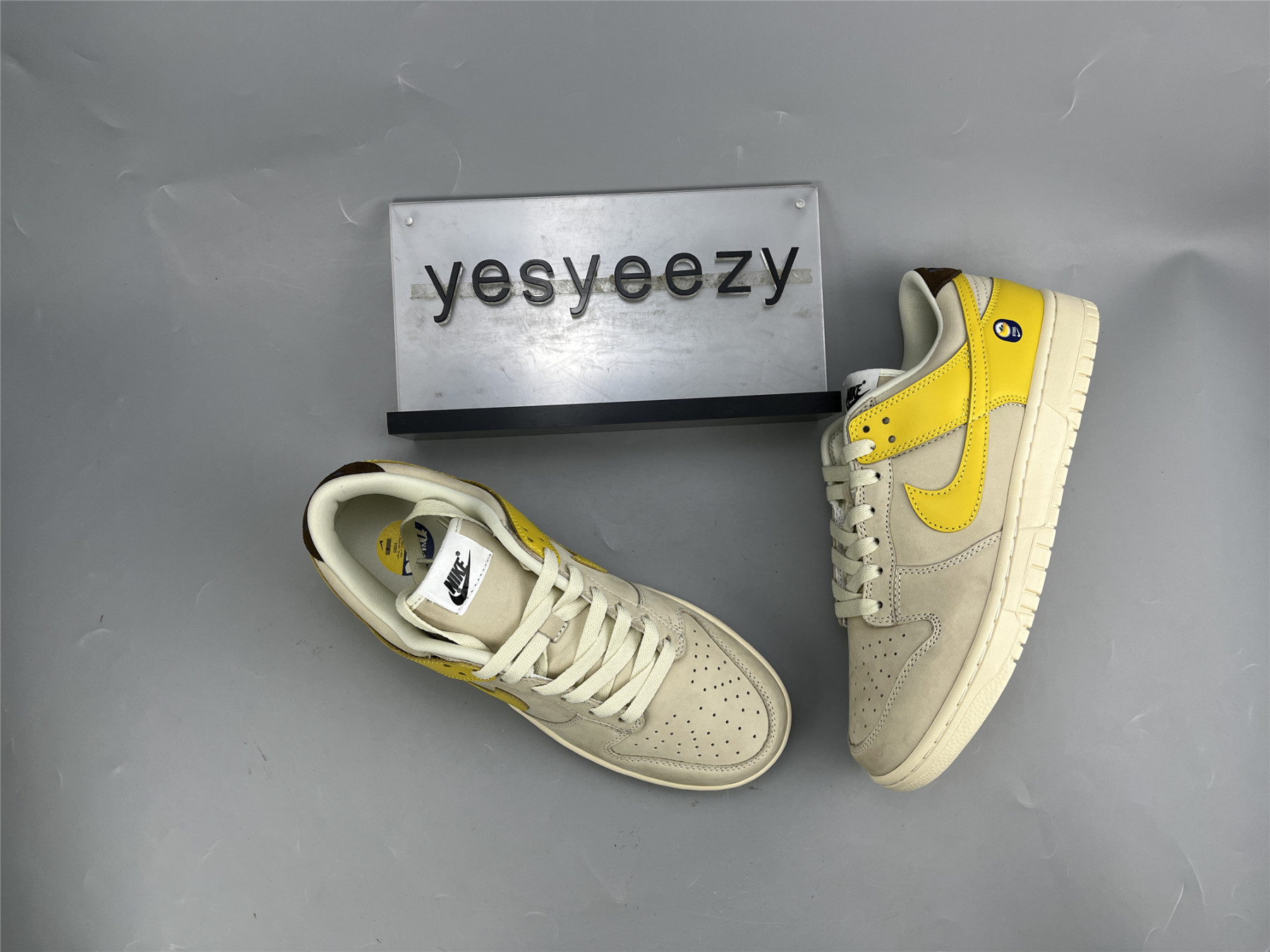 UA NIKE WMNS DUNK LOW LX