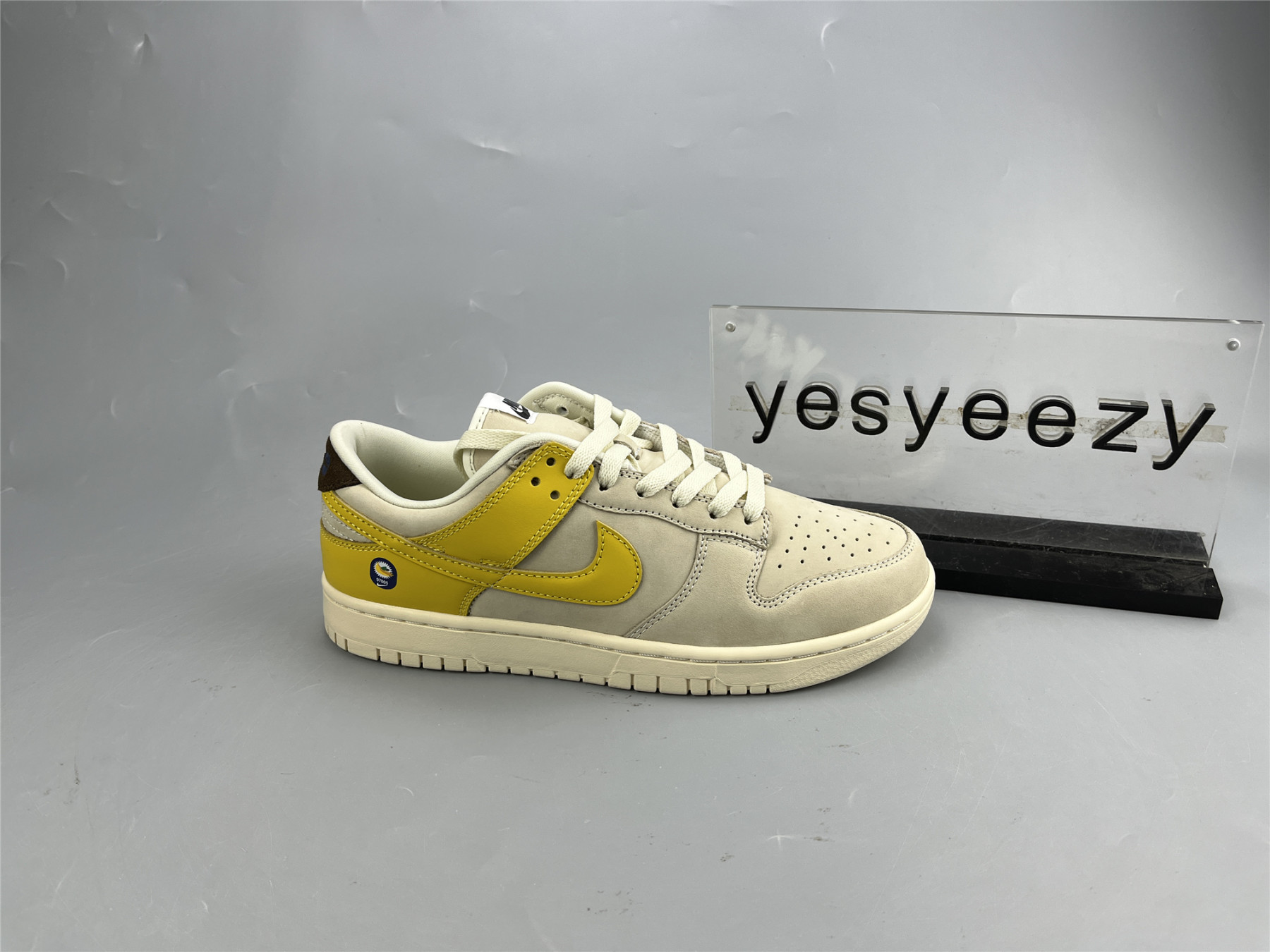 UA NIKE WMNS DUNK LOW LX