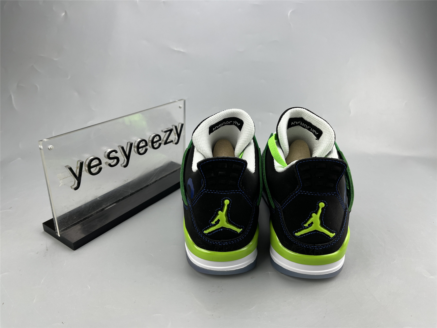UA AIR JORDAN 4 RETRO 