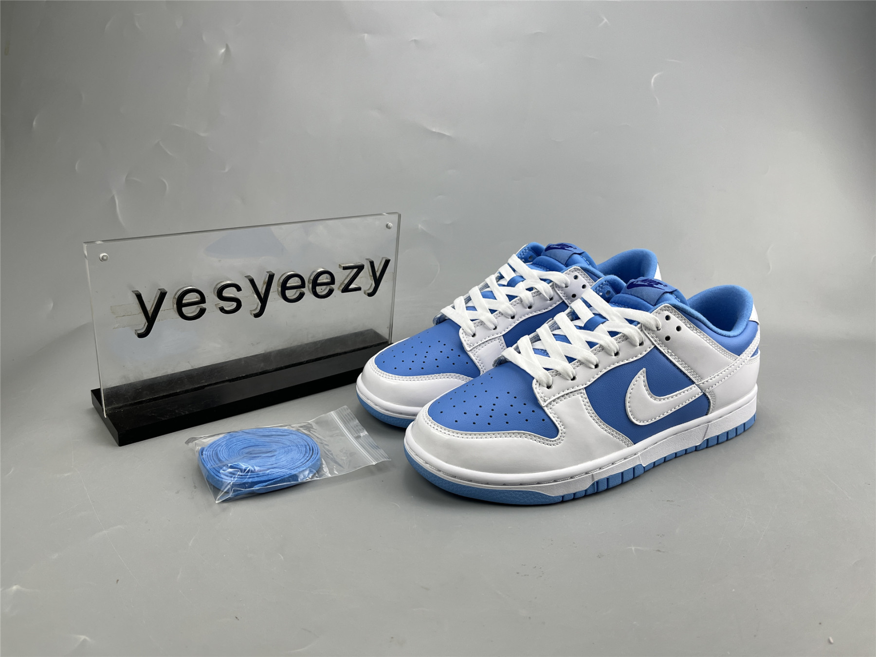 UA NIKE WMNS DUNK LOW