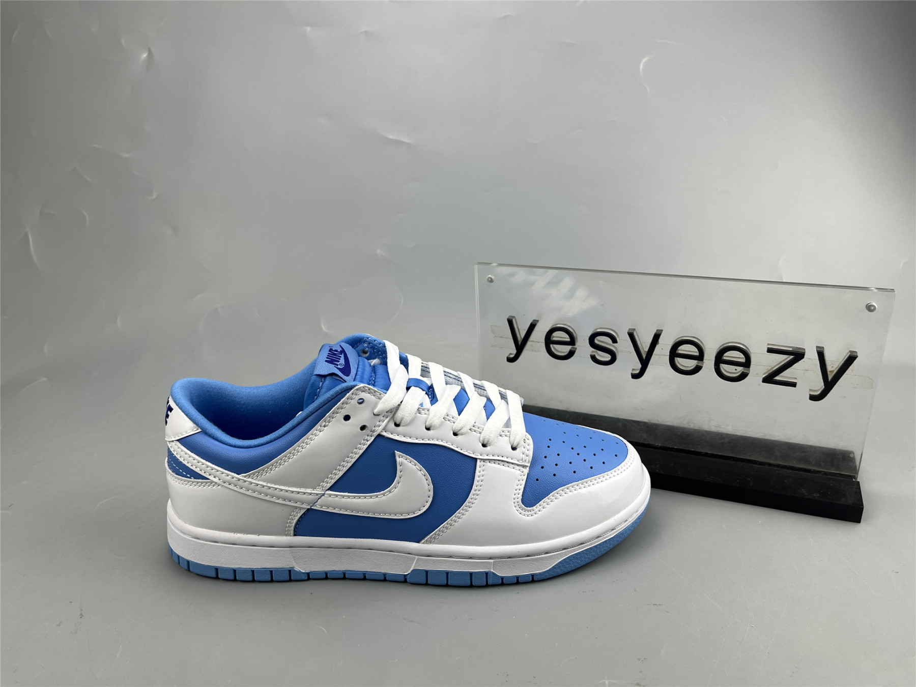 UA NIKE WMNS DUNK LOW