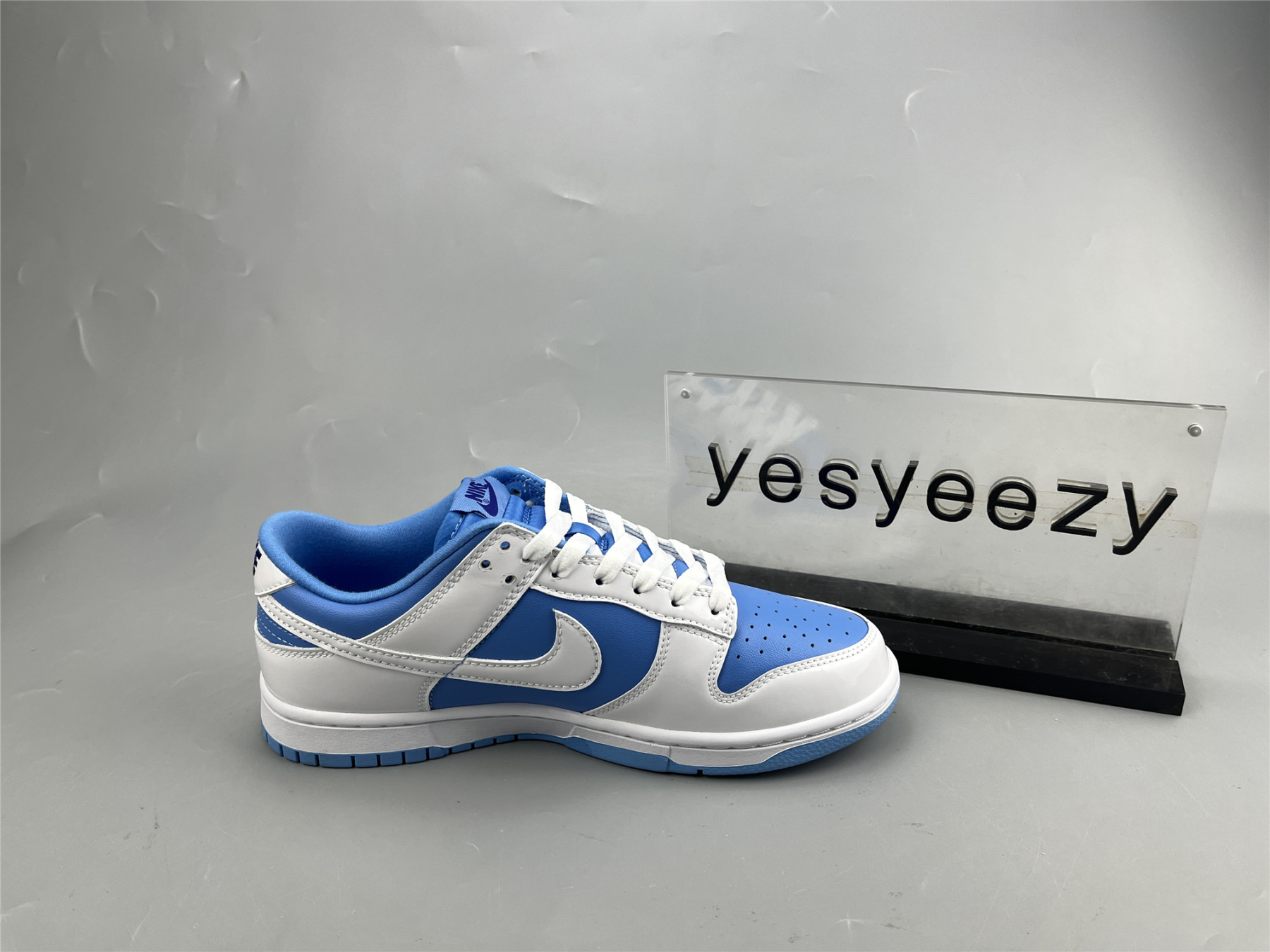 UA NIKE WMNS DUNK LOW