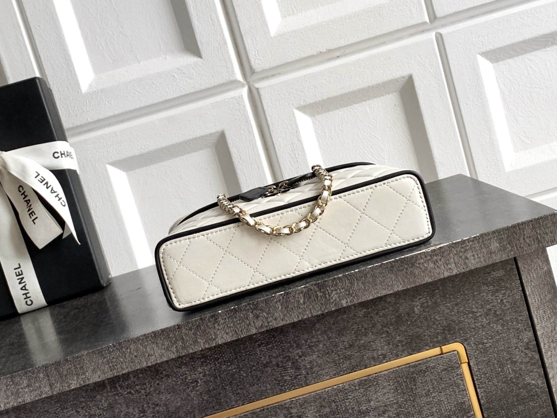 Chanel Vanity with Chain AP5186 17x19.5x5cm