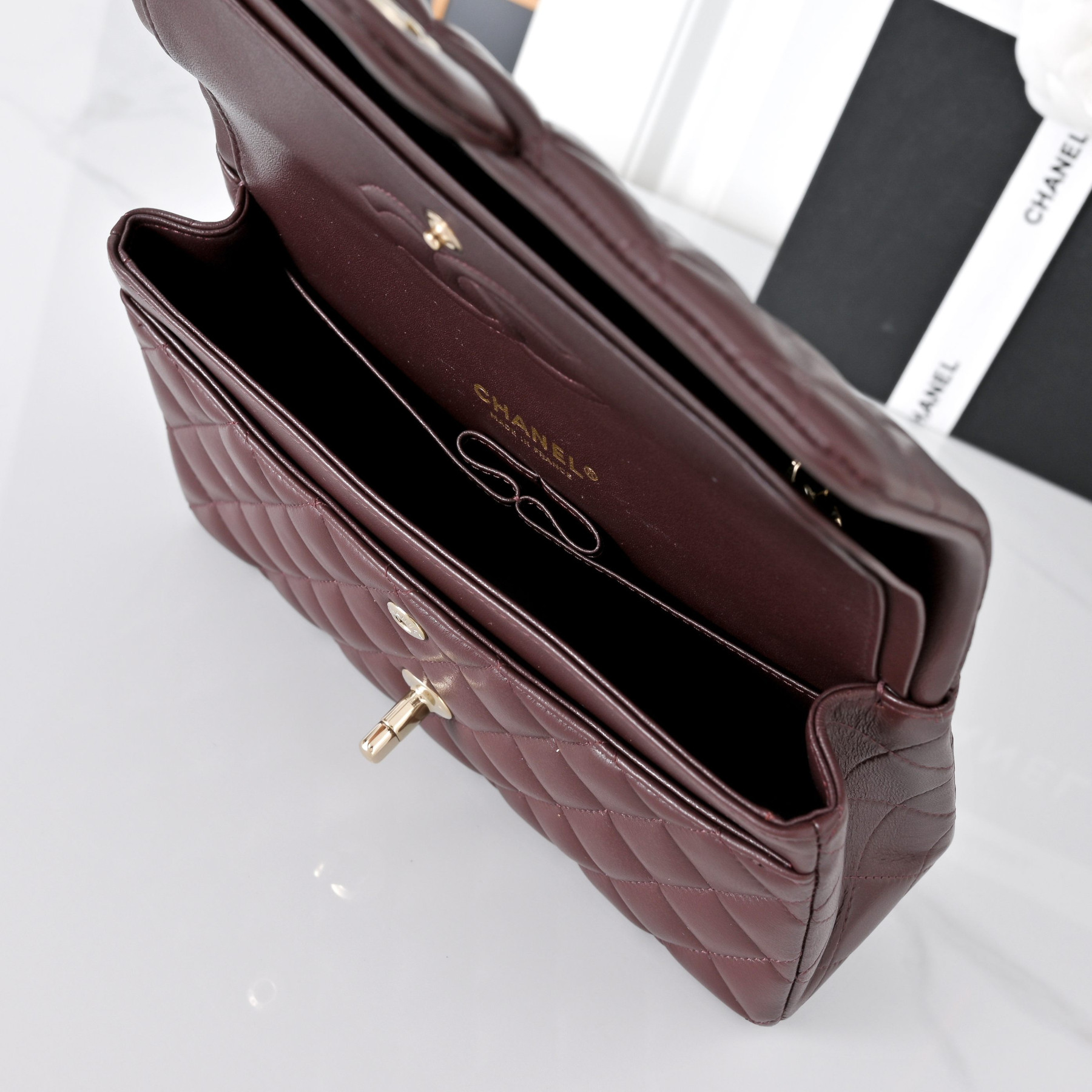 Chanel Classic Flap handbag Burgundy with light gold hardware A01113 23x14.5x6cm