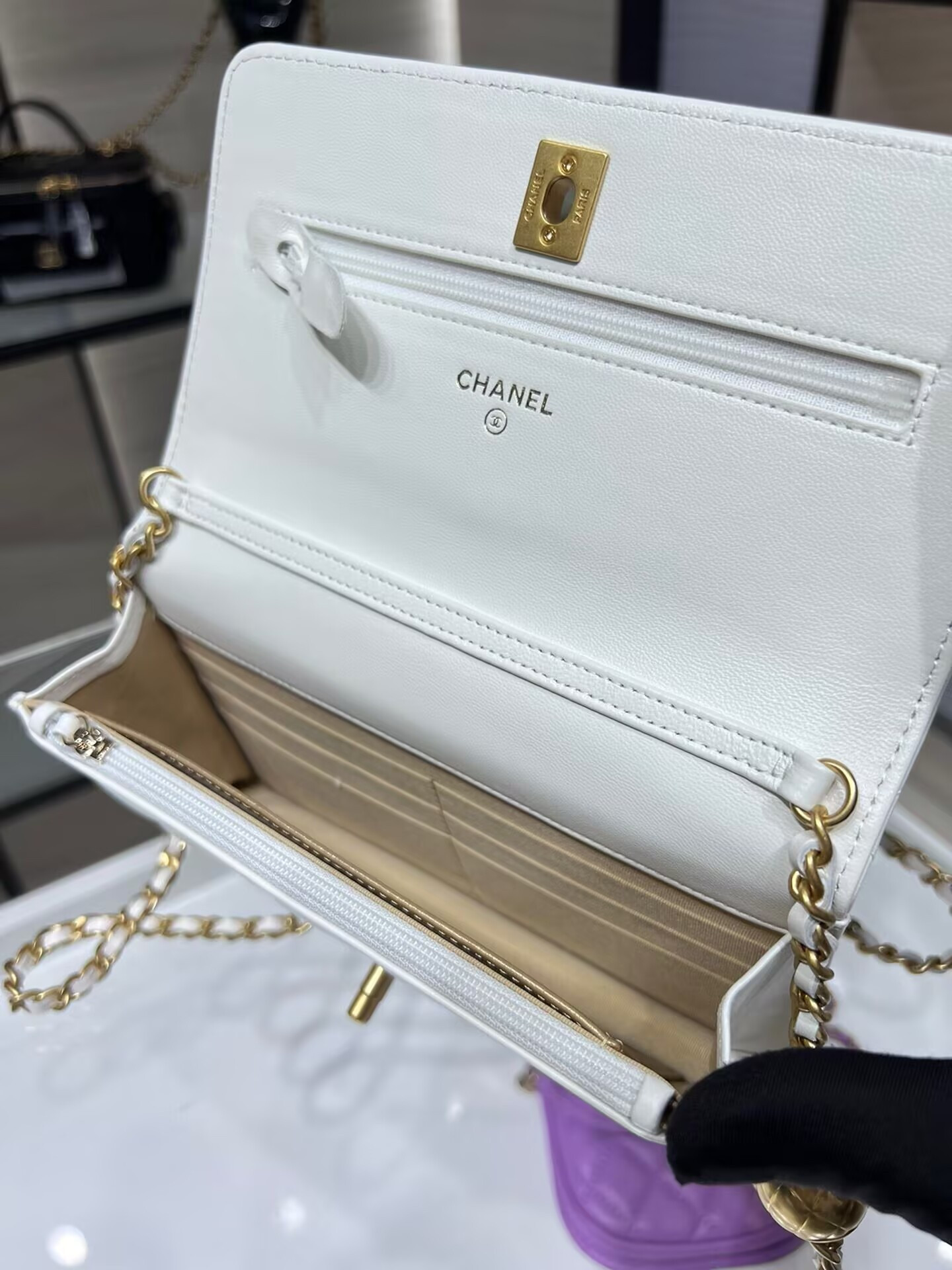 Ch**el CLASSIC WALLET ON CHAIN 4.8 × 7.5 × 1.4 in