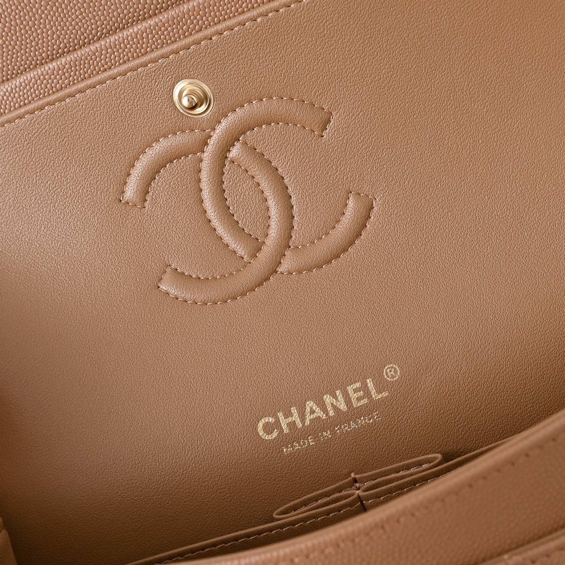 Chanel Classic Flap handbag Caramel with light gold hardware and caviar leather A01113 23x14.5x6cm