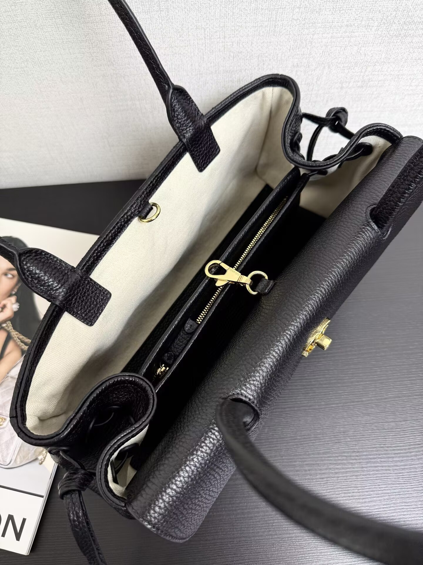 Chanel Small Tote AS6288 15x31x12cm