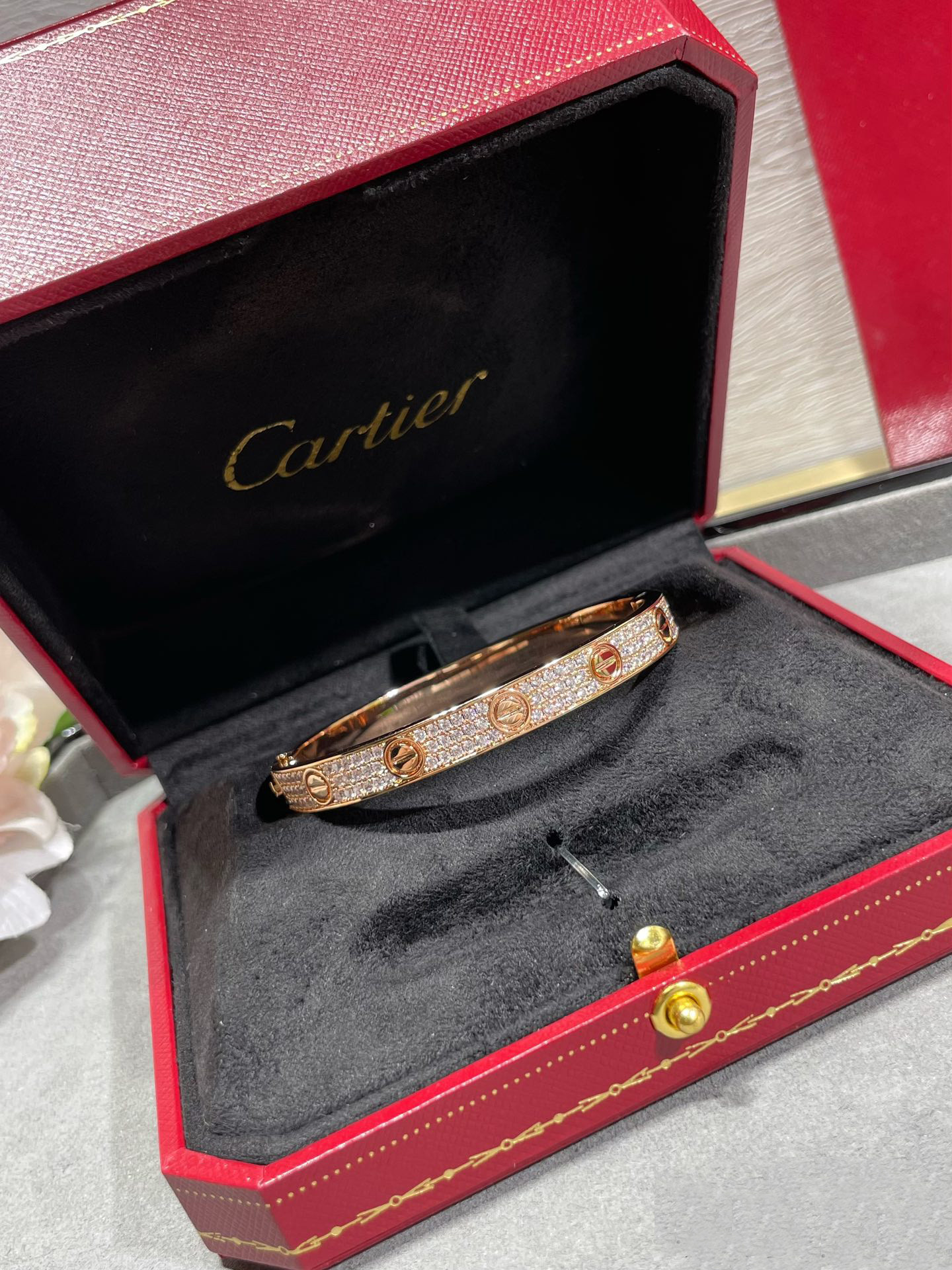Ca*t1er Wide D1am0nd star Bracelet