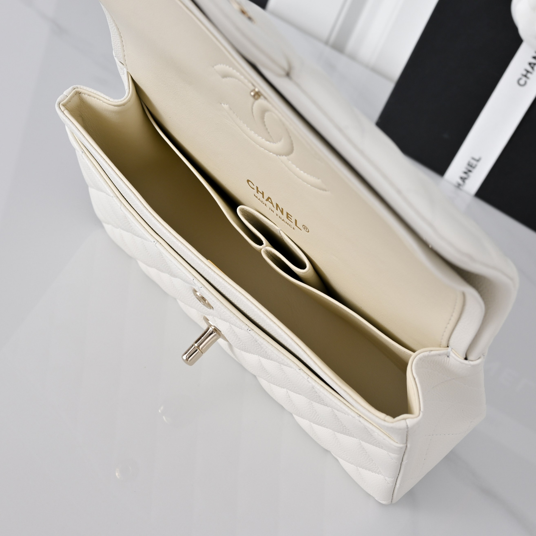 Chanel Classic Flap handbag Off-white with light gold hardware and caviar leather A01113 23x14.5x6cm