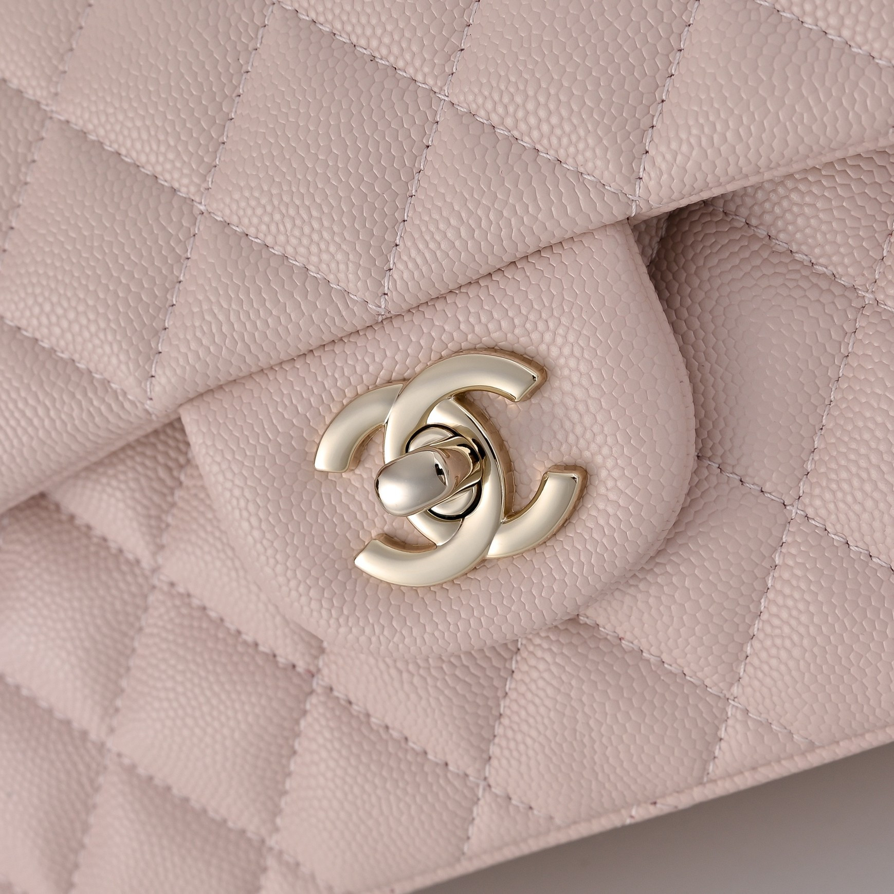 Chanel Classic Flap handbag Light pink with light gold hardware and caviar leather A01113 23x14.5x6cm