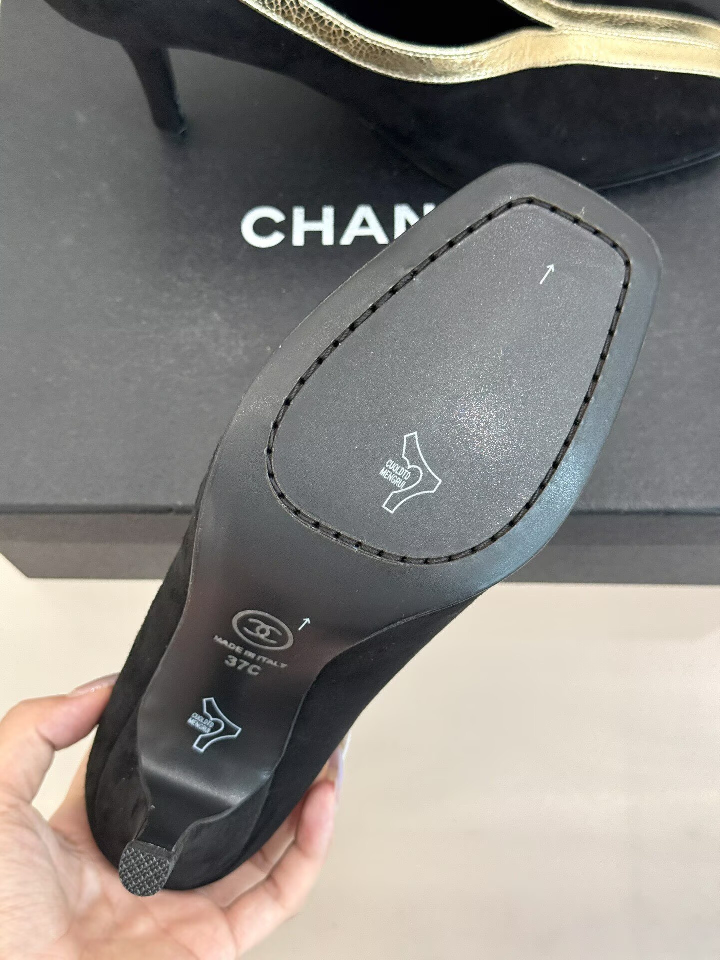 ua Ch**el pumps