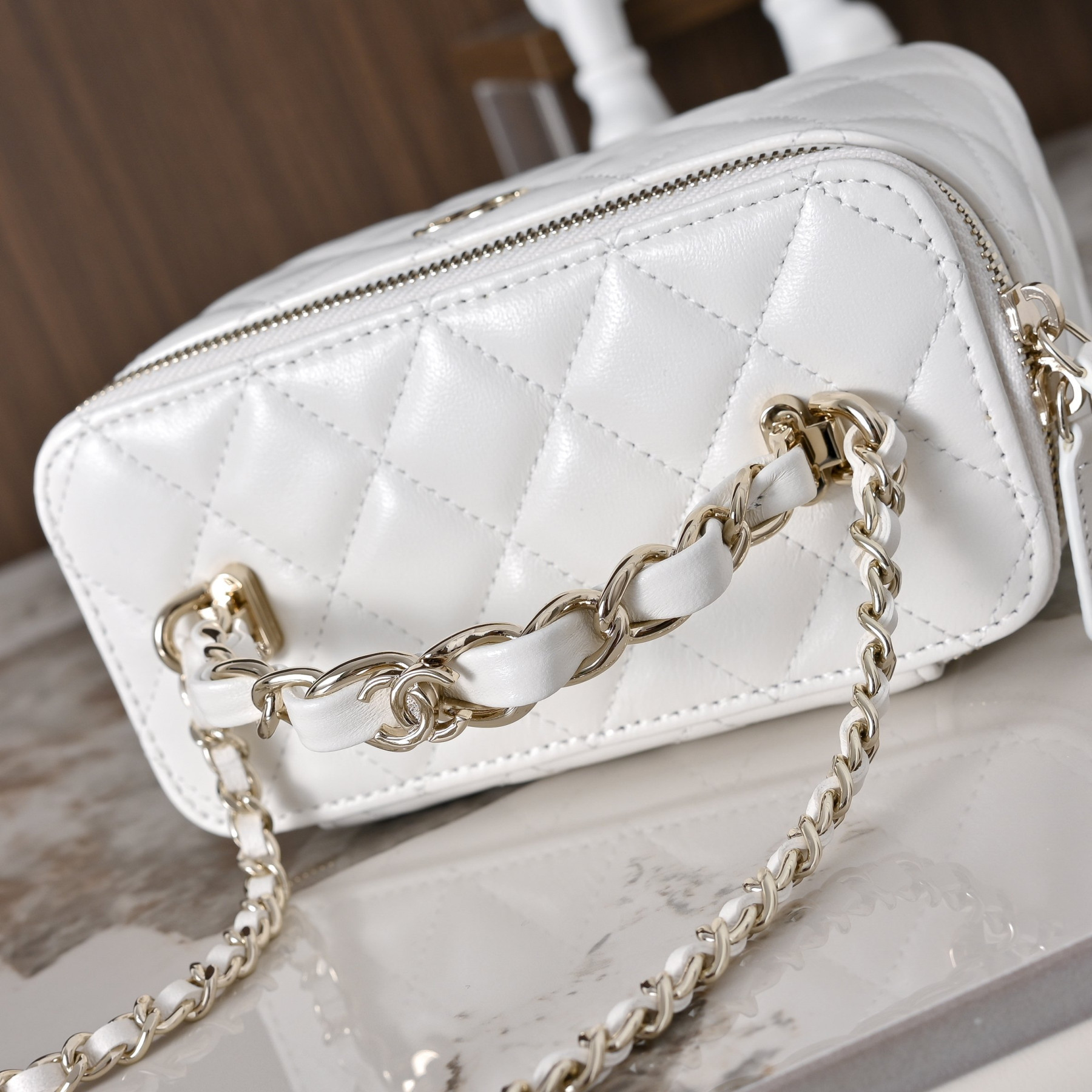 CHANEL Vanity With Chain 9.5x17x8cm