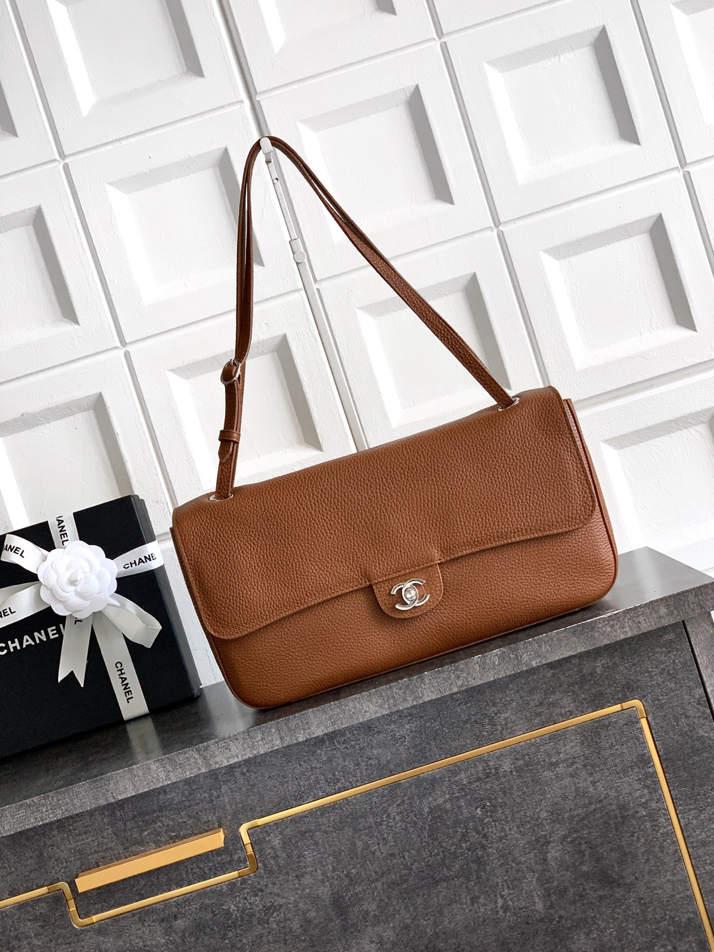 Chanel Maxi Flapbag Gold hardware AS6231 19.5x32x10cm