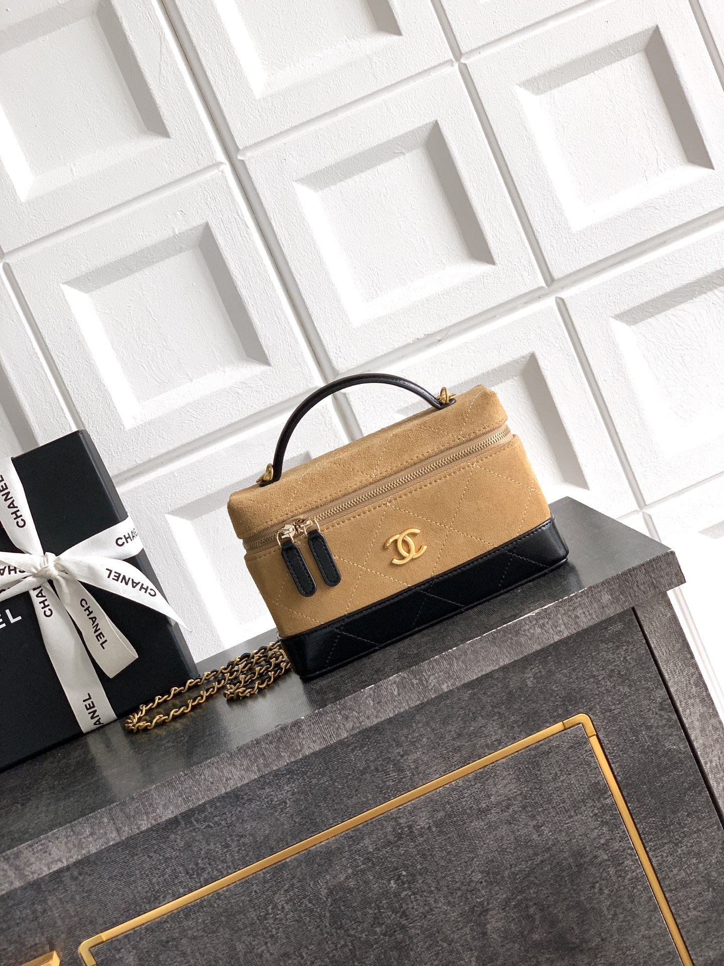 Chanel Vanity with Chain AP5186 17x19.5x5cm