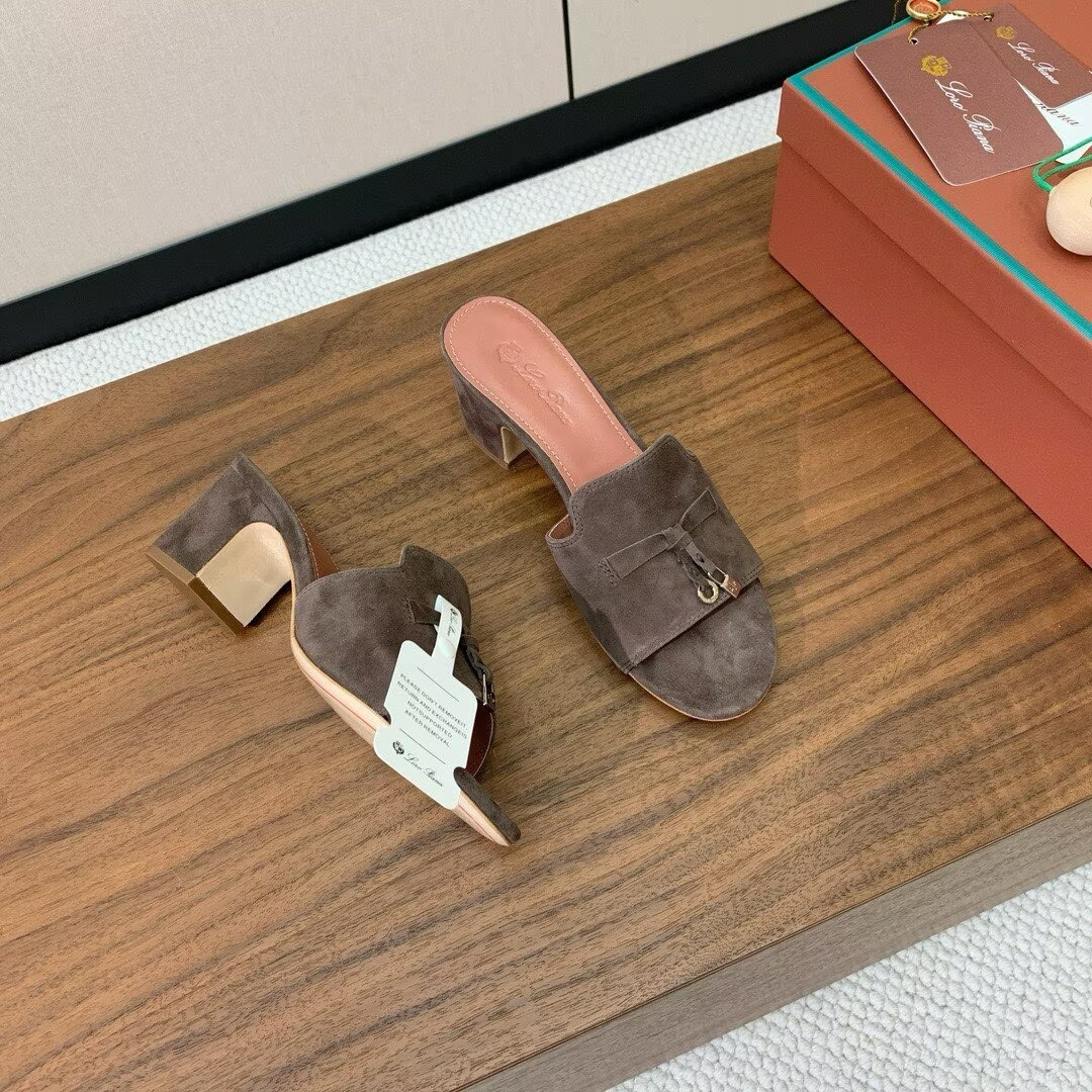 ua L0r0 P1ana summer charms sandal