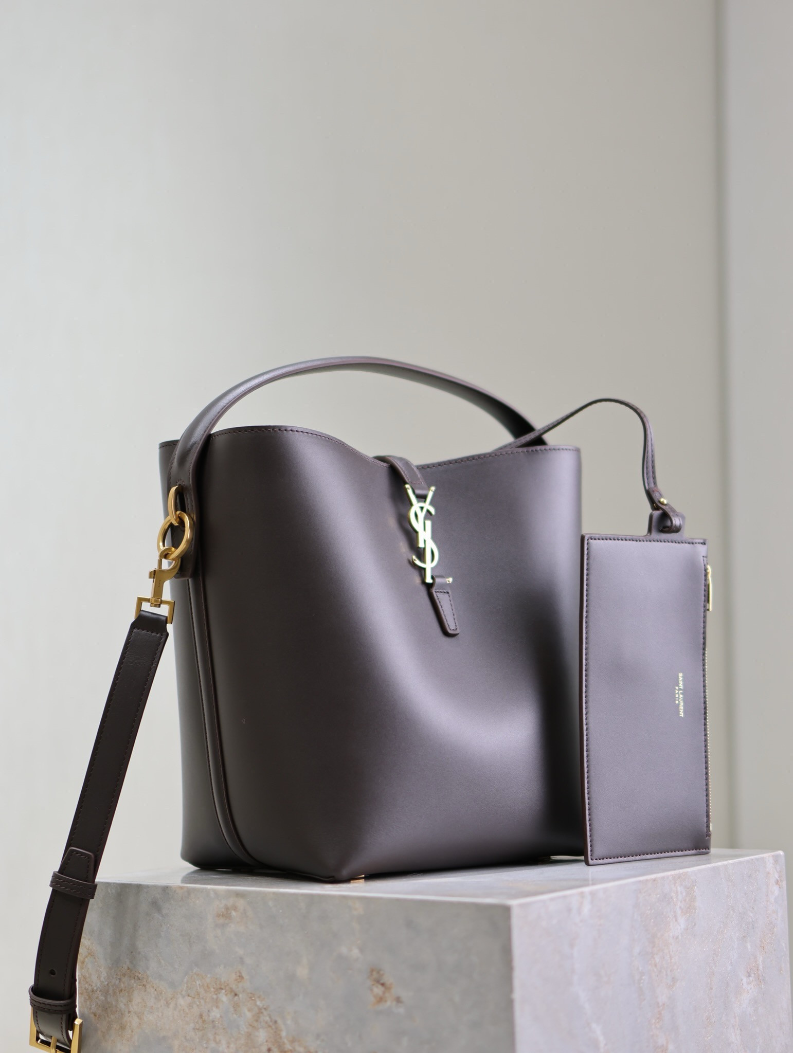 Y51 LE 37 In Shiny Leather 26x20x12cm