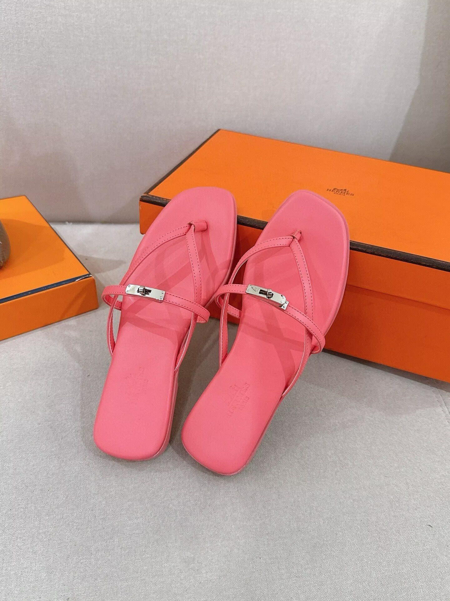 ua H**me5 miss sandals