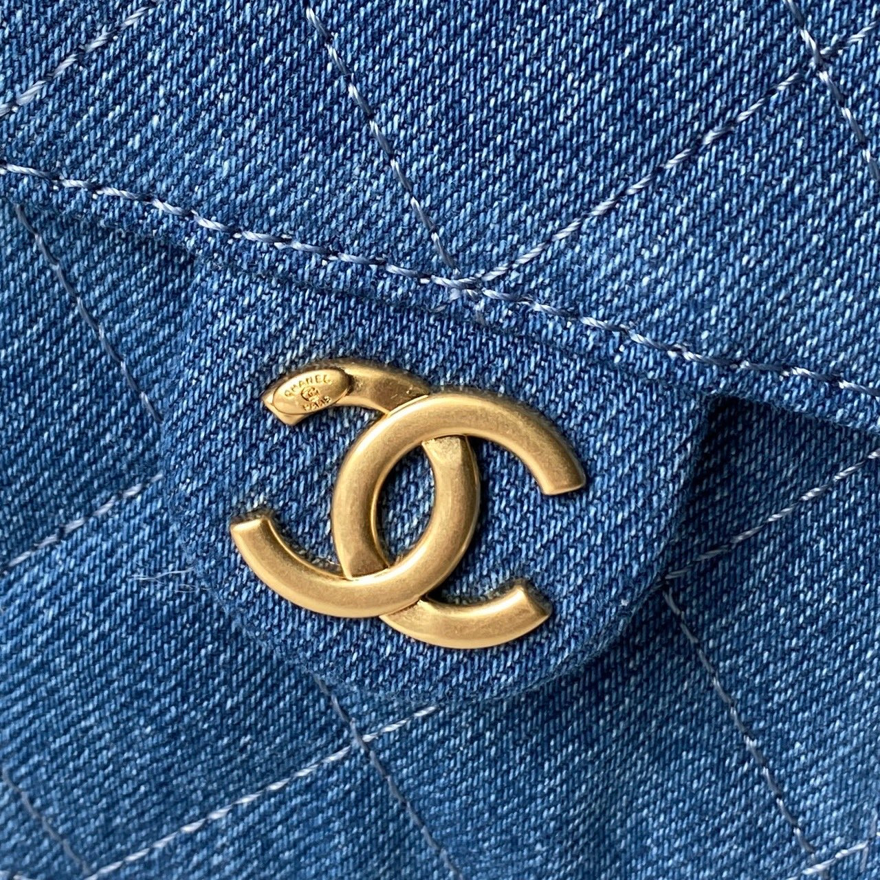CHANEL 25C Bucket Bag 20x22x12.5cm