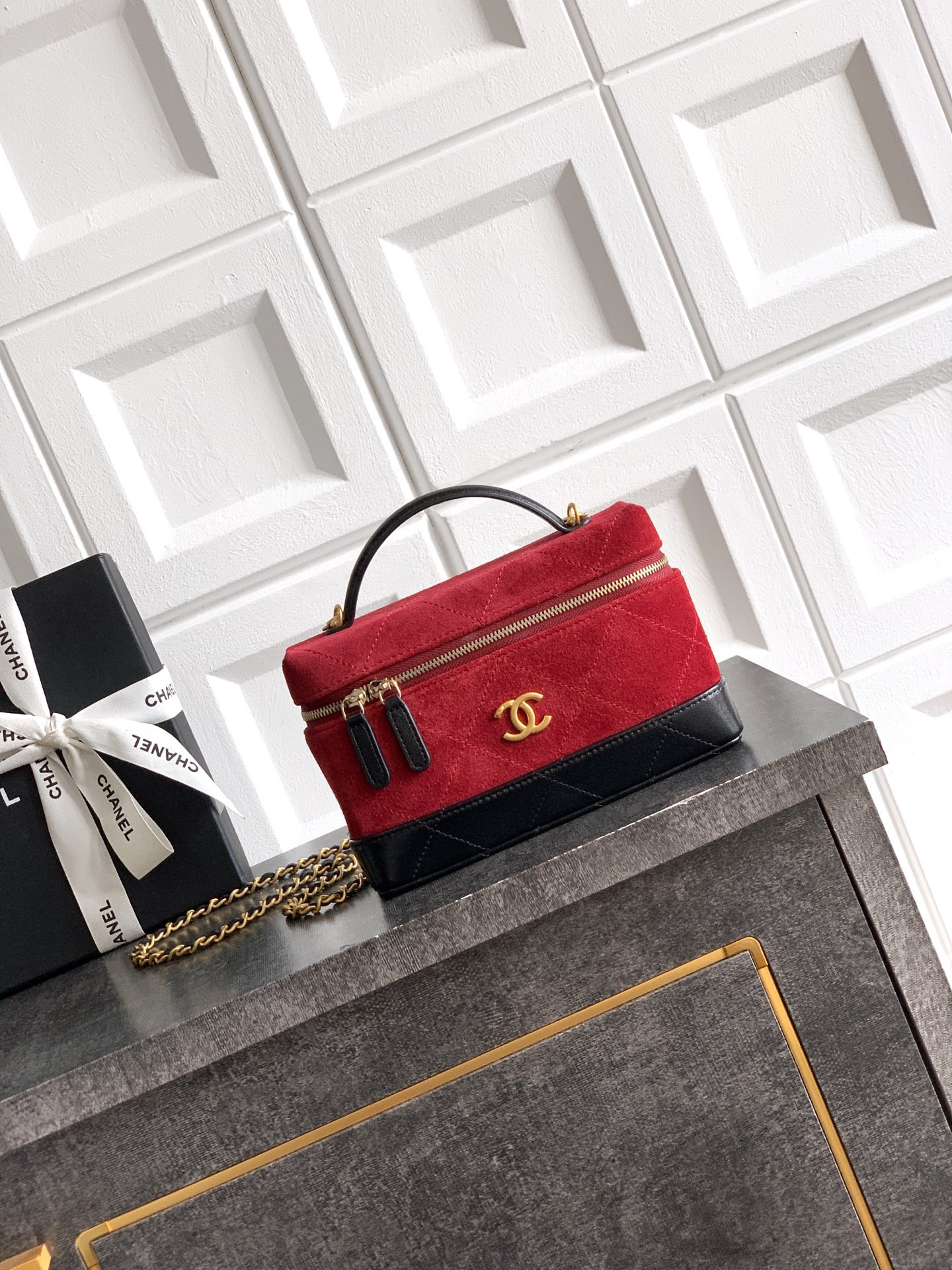 Chanel Vanity with Chain AP5186 17x19.5x5cm