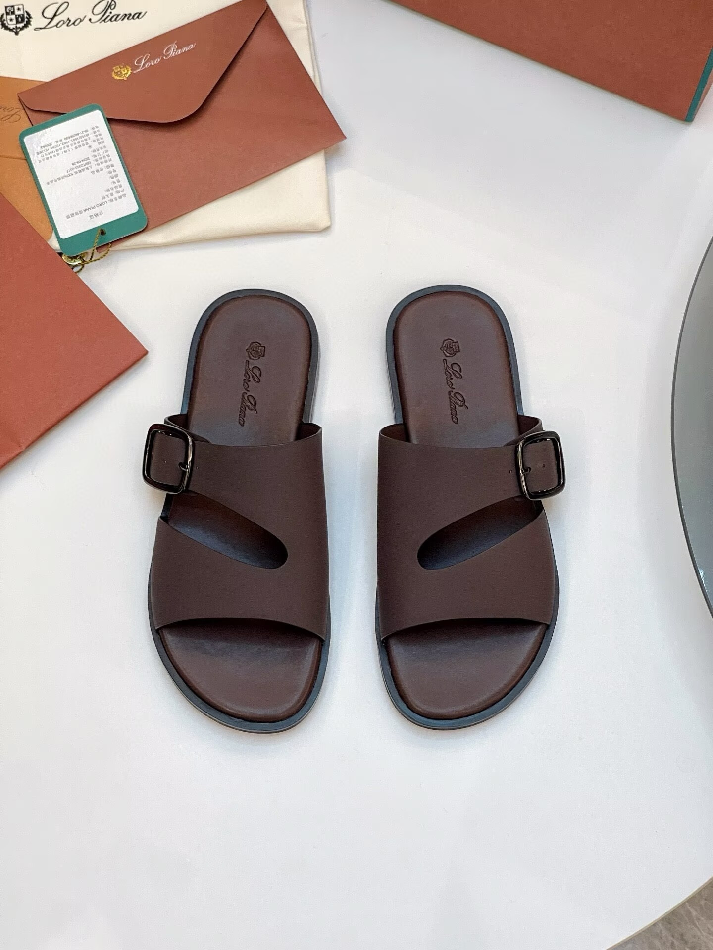 ua L0r0 P1ana sandals