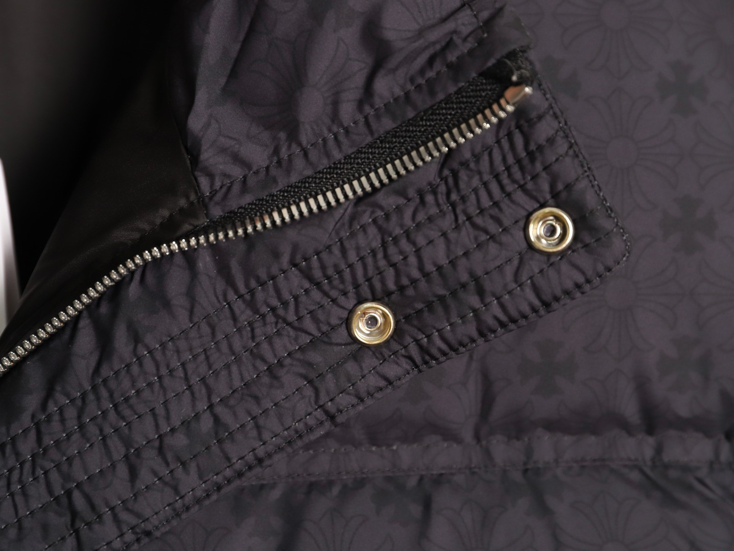 Ch*0me He**ts short puffer jacket