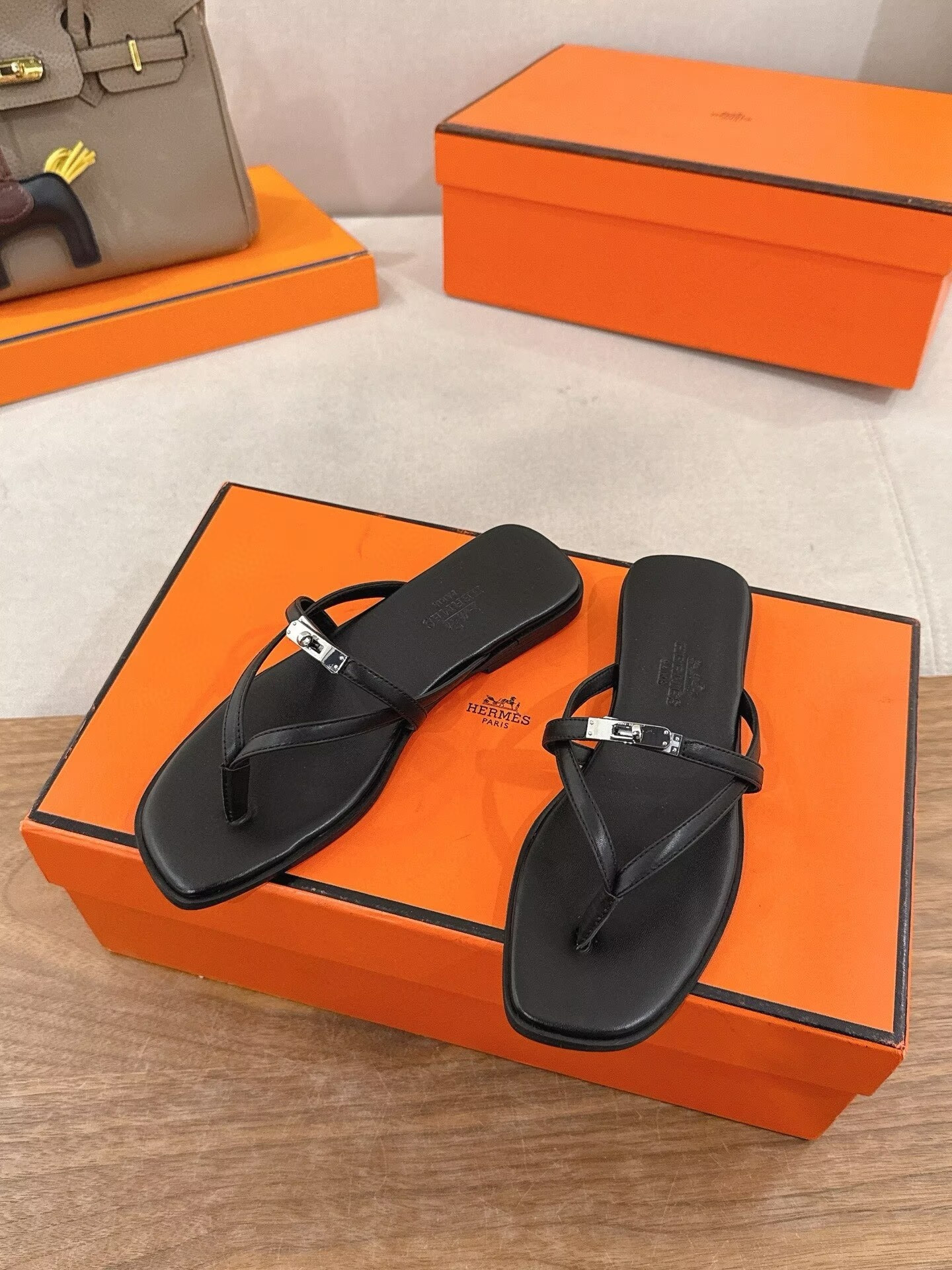 ua H**me5 miss sandals