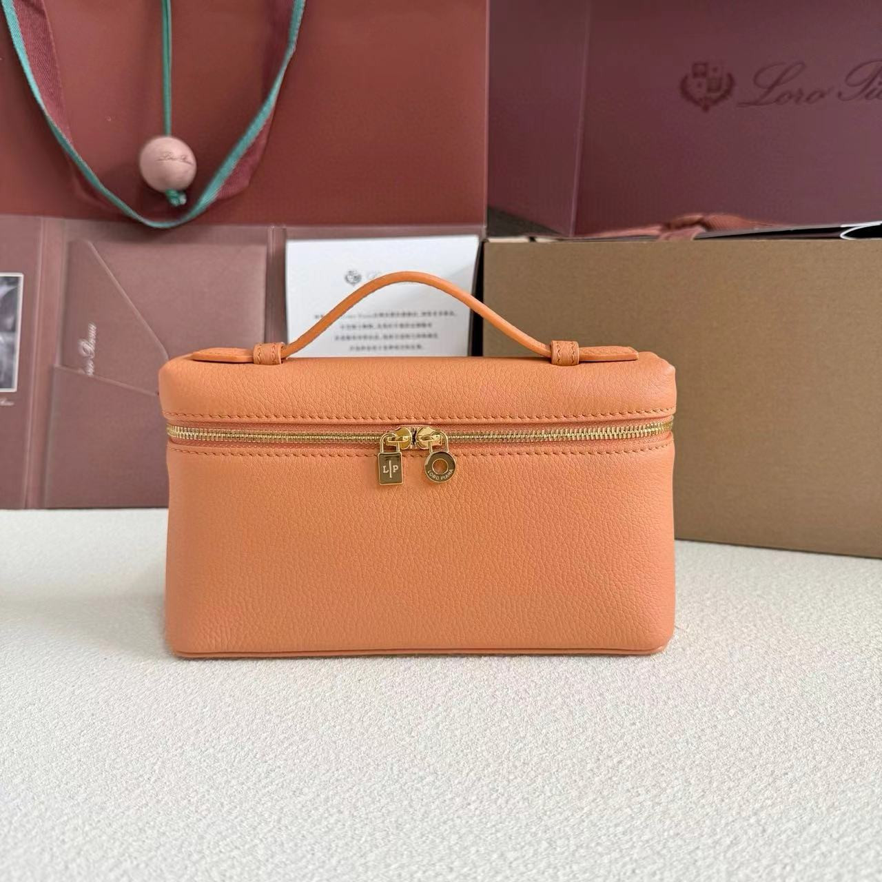 L0r0 P1ana Extra Pocket L19 Grained Calfskin 11 x 19 x 6.5 cm