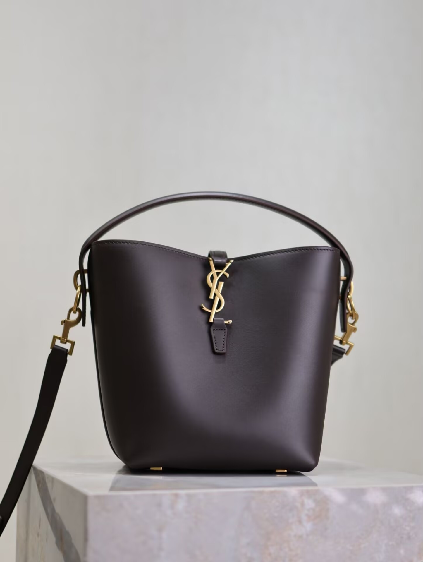 Y51 LE 37 In Shiny Leather 17x20x13cm