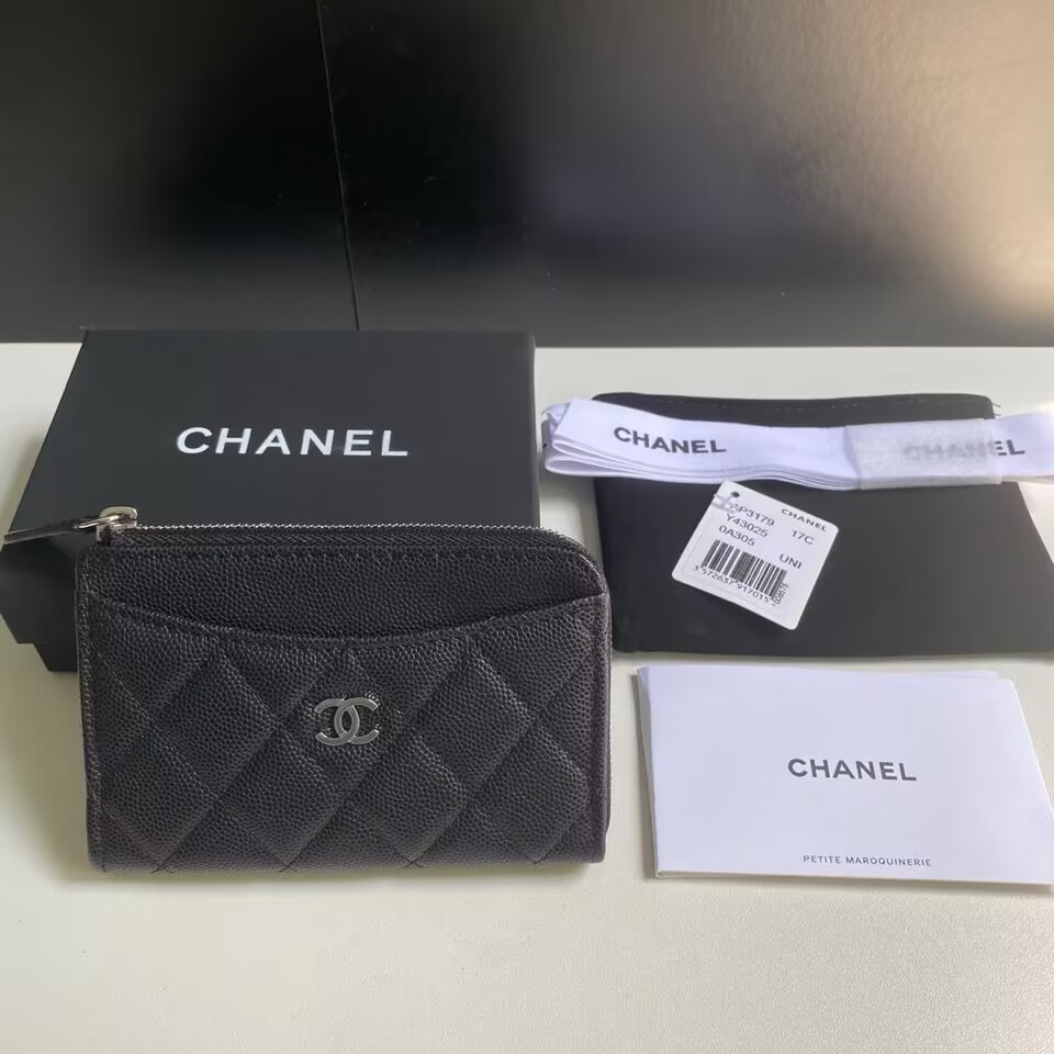Ch**el Classic Zipped Card Holder 8.5 x 13.3 x 2.9cm