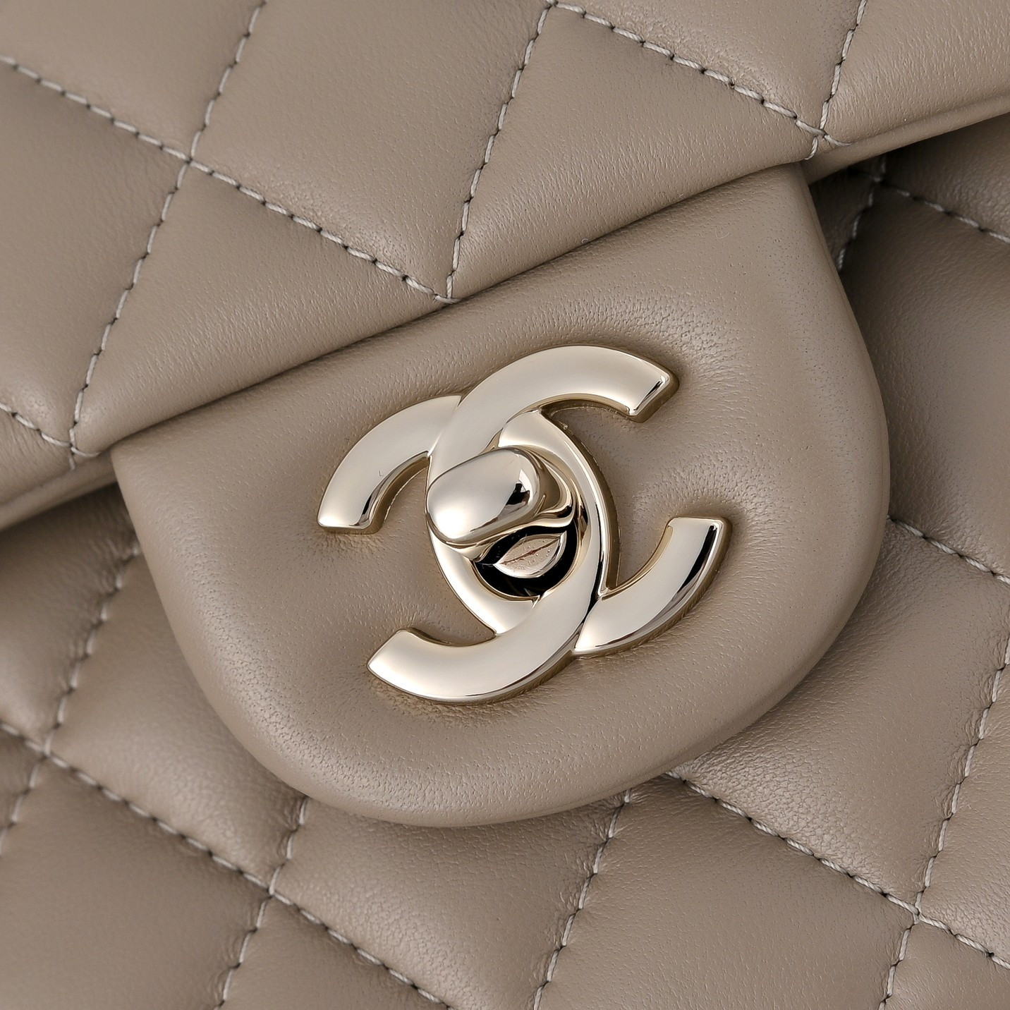 Chanel Classic Flap handbag light gold hardware A01113 23x14.5x6cm