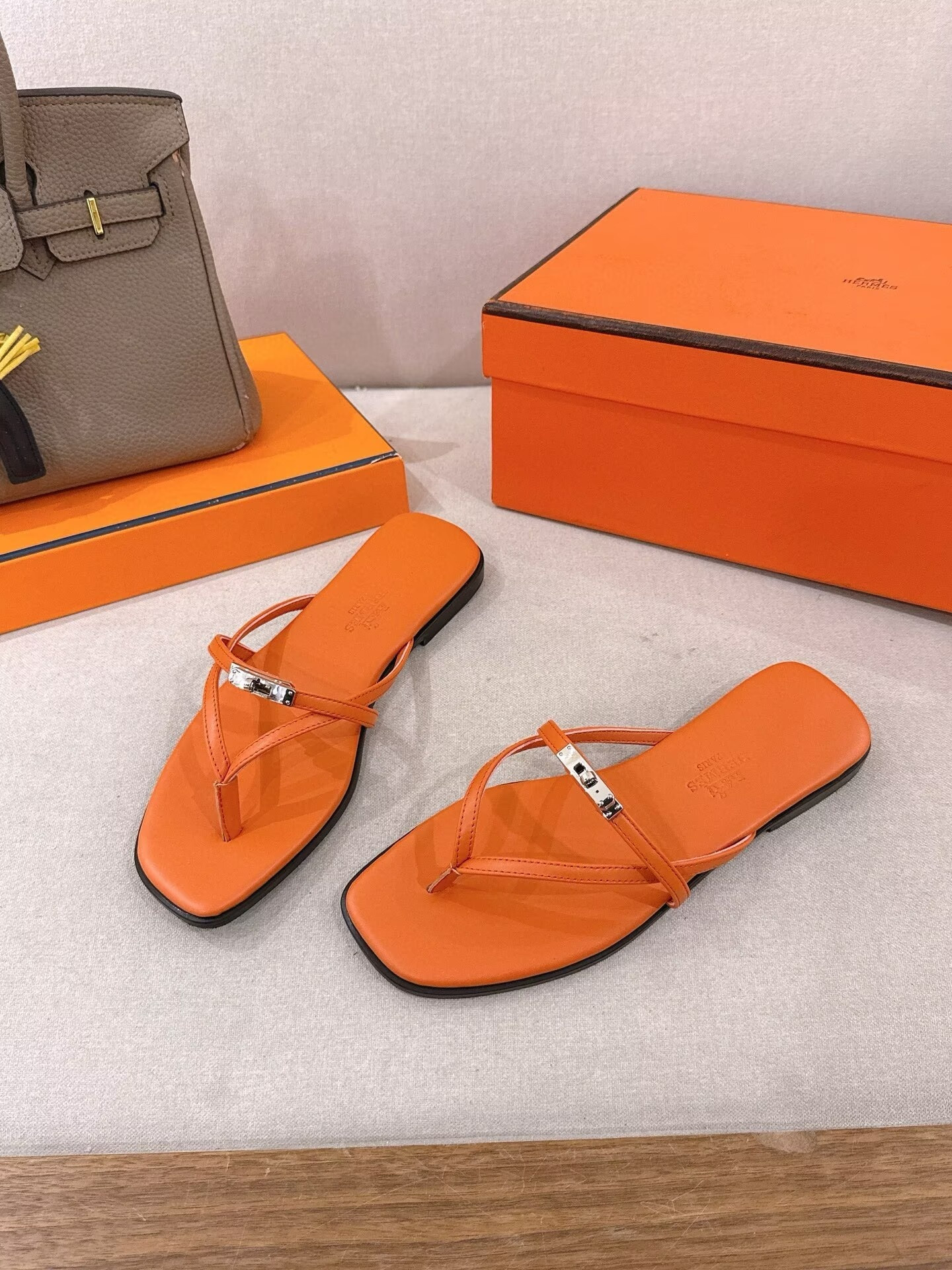 ua H**me5 miss sandals