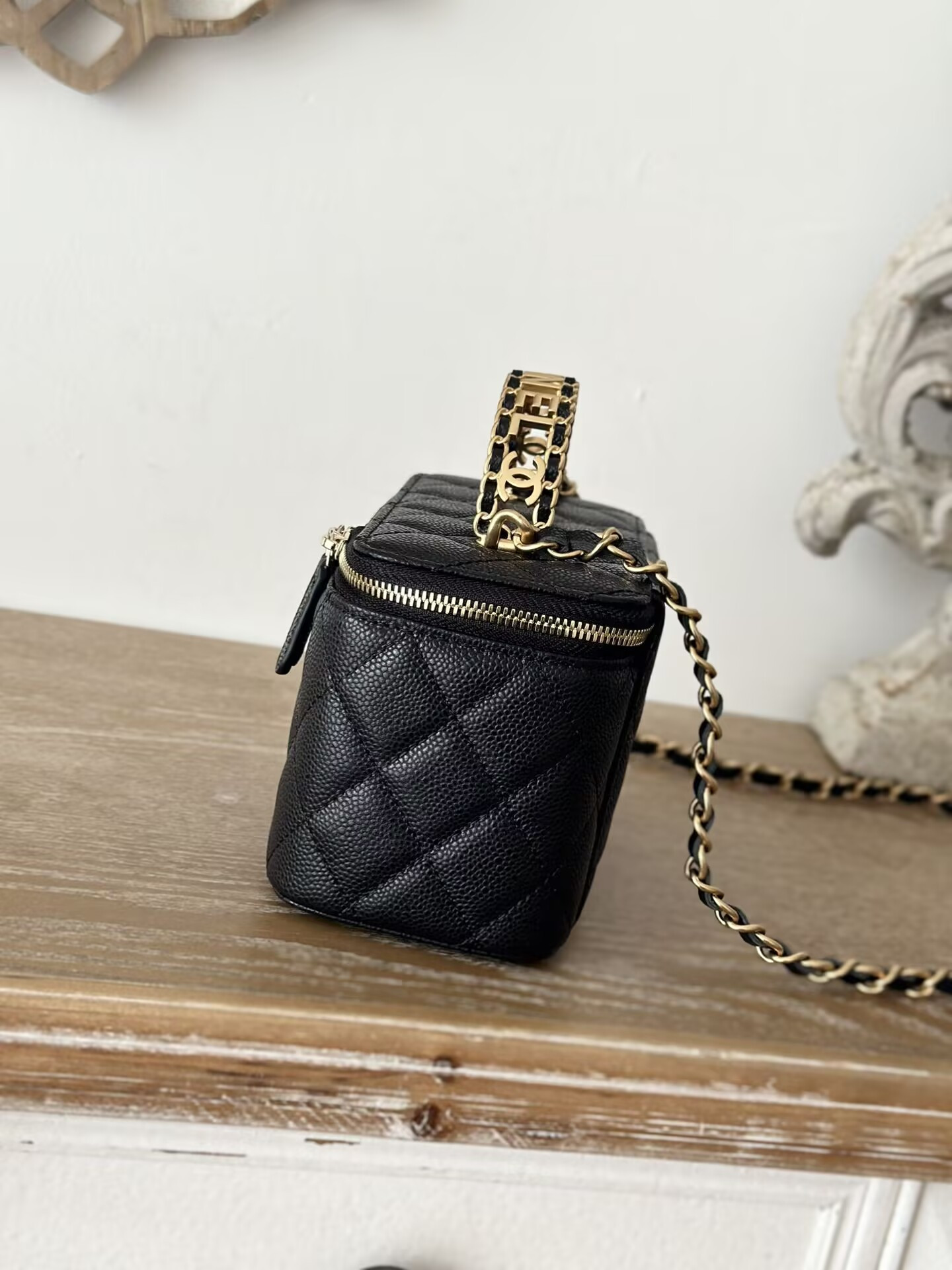 CHANEL Vanity With Chain 9.5x17x8cm
