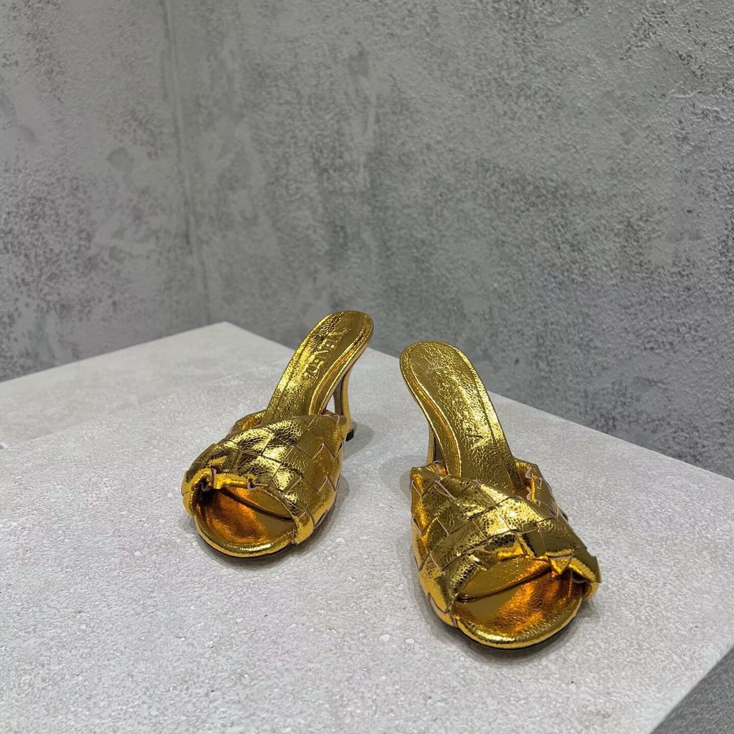 UA B0tt*ga Ven*ta Blink Slides