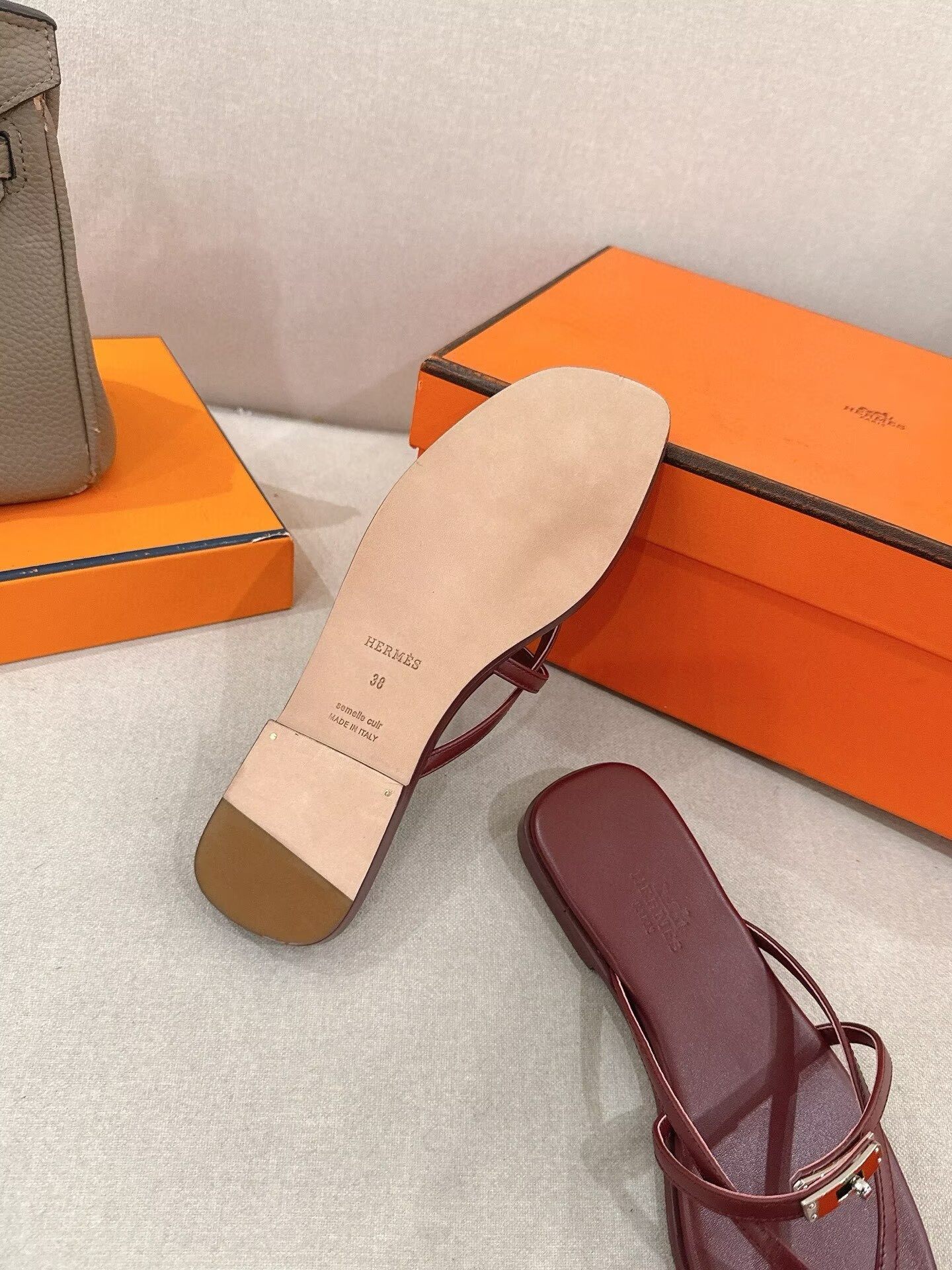 ua H**me5 miss sandals