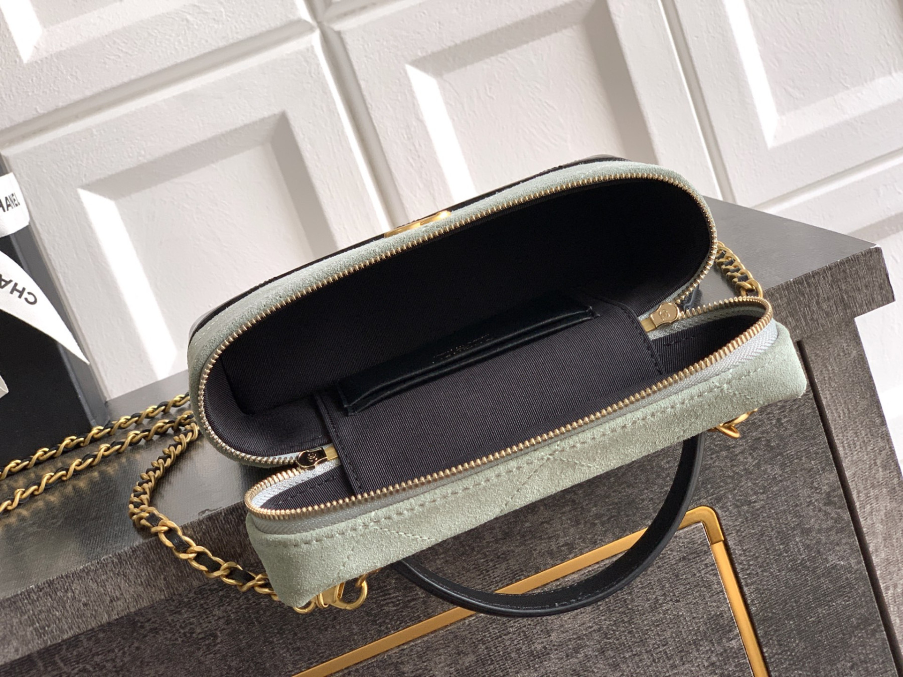 Chanel Vanity with Chain AP5186 17x19.5x5cm