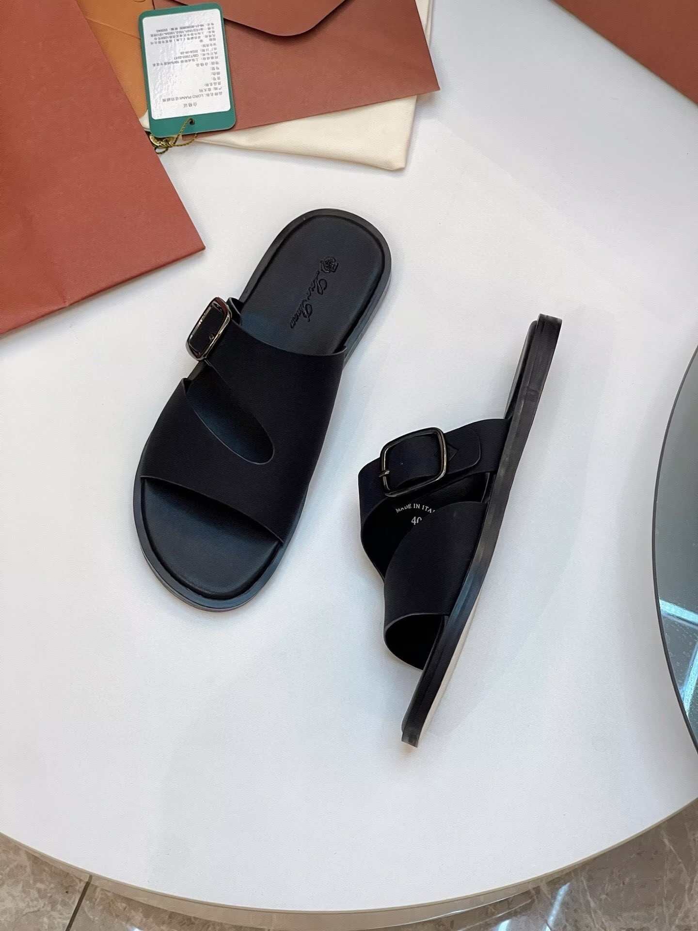 ua L0r0 P1ana sandals