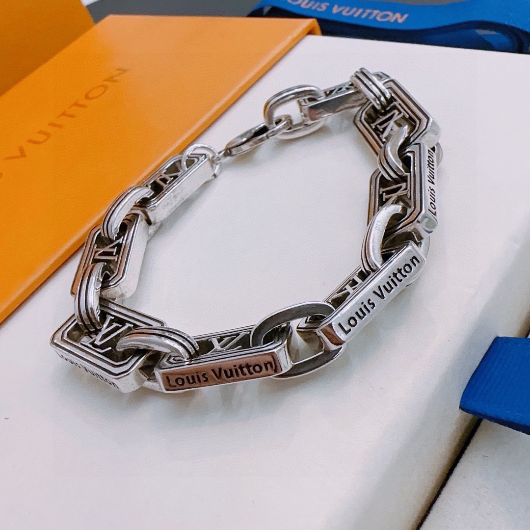 L0vis Vvtt0n Bracelet