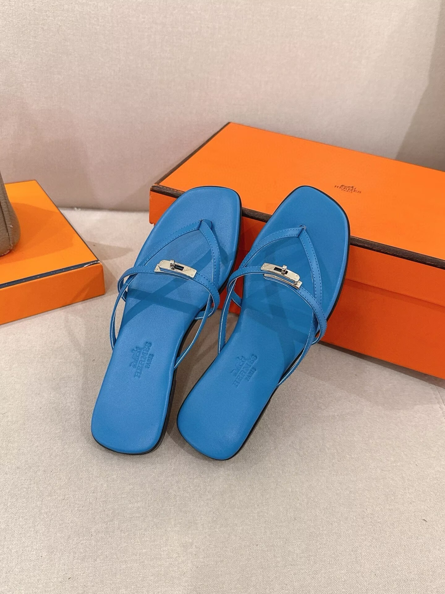 ua H**me5 miss sandals