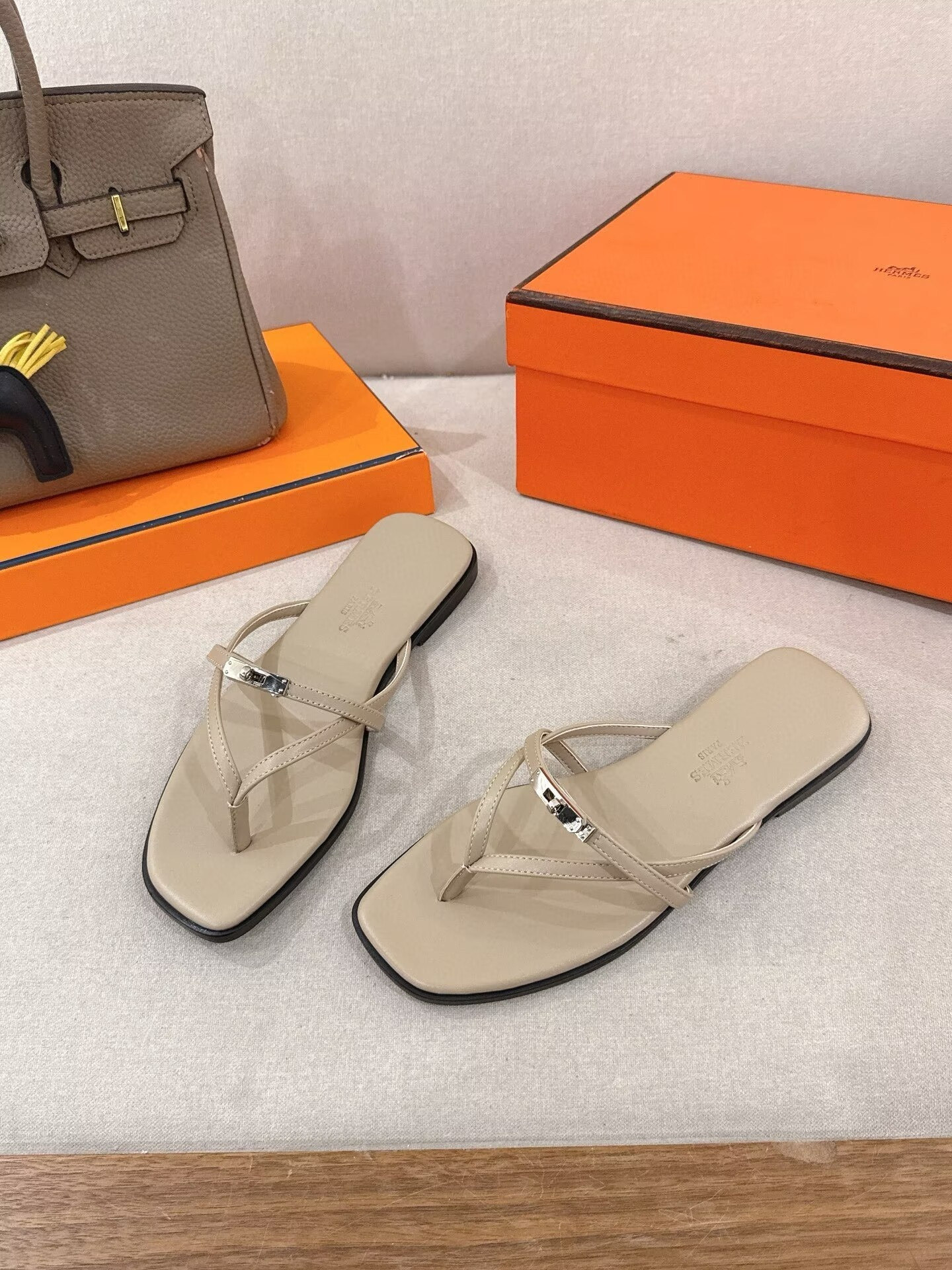 ua H**me5 miss sandals