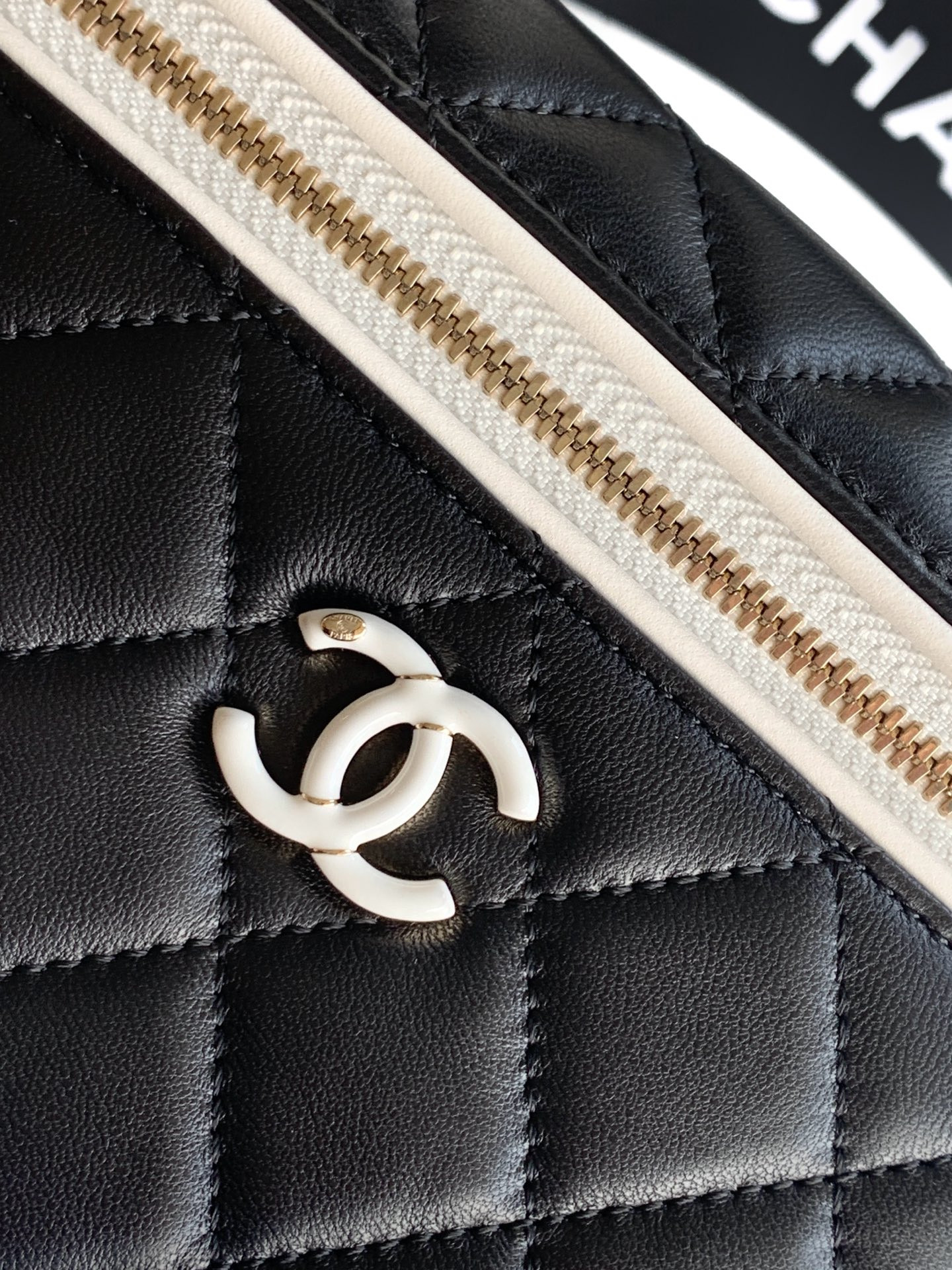 Chanel Vanity with Chain AP5186 17x19.5x5cm