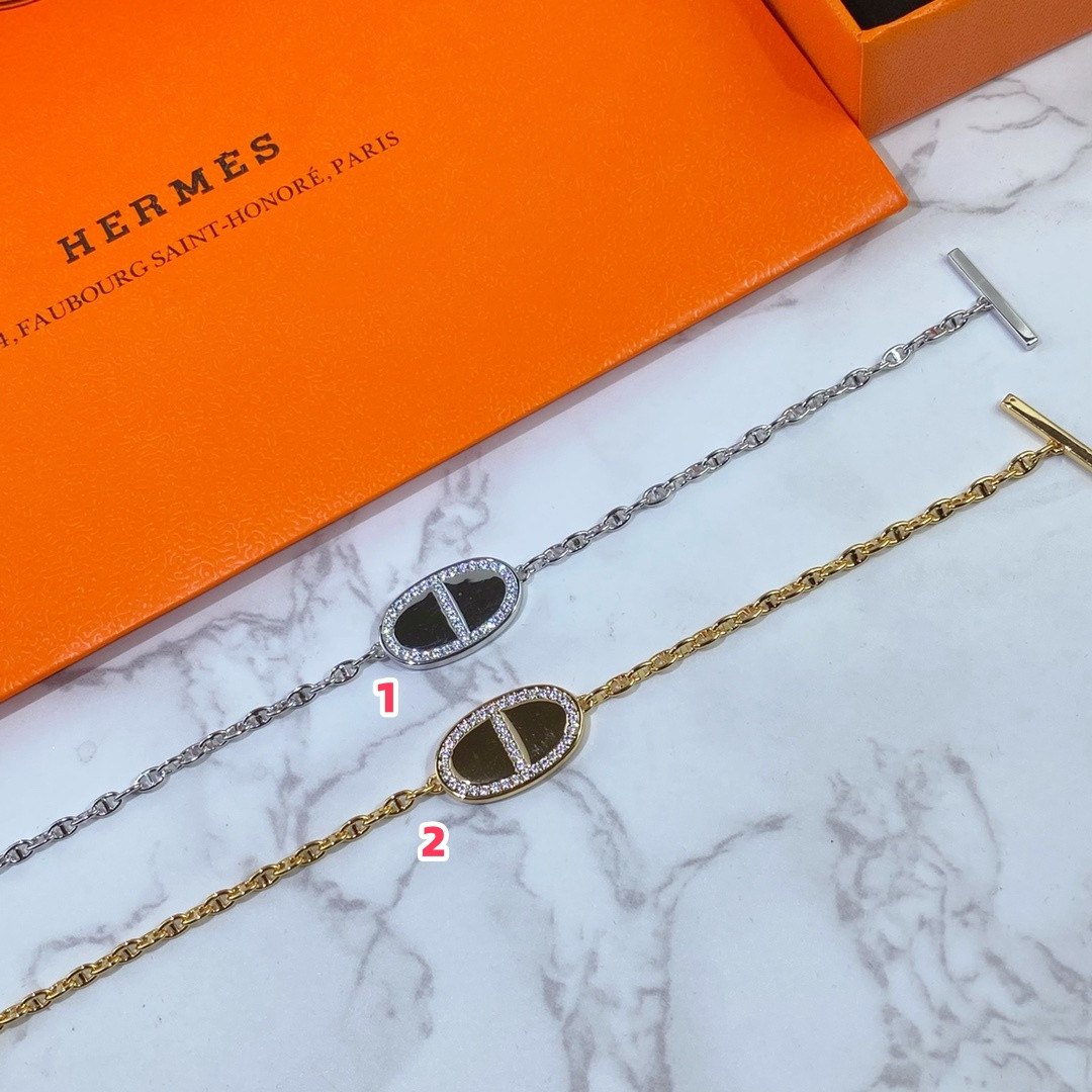 H**me5 Round H Pendant Bracelet