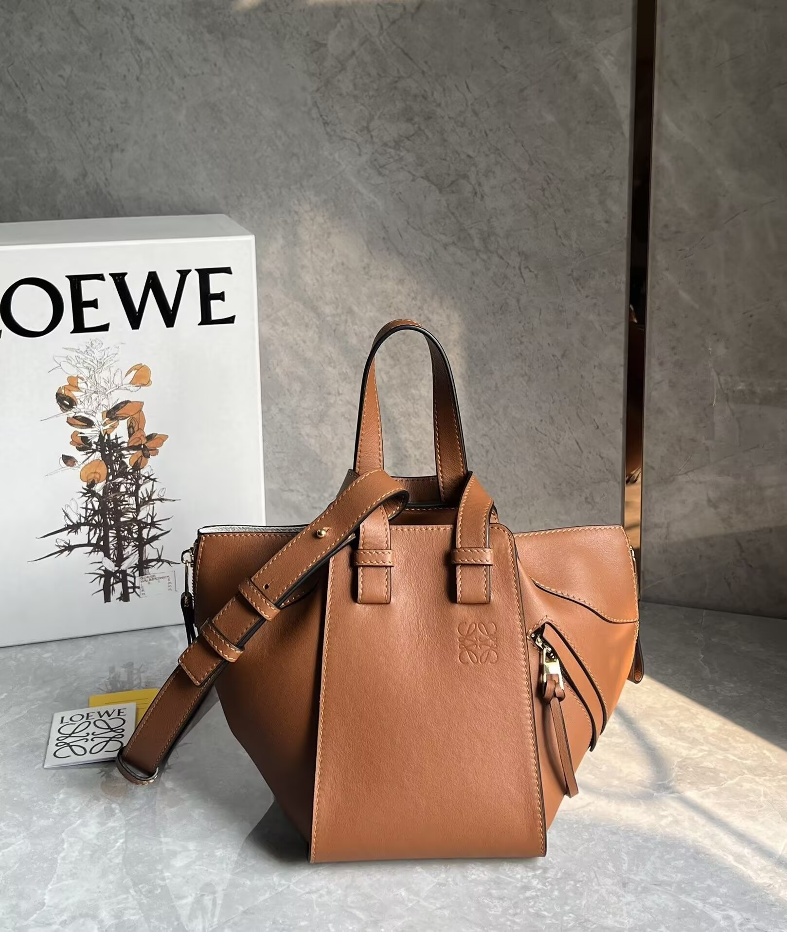 L0ew* Compact Hammock bag in classic calfskin 20.8x14.4x19.5cm