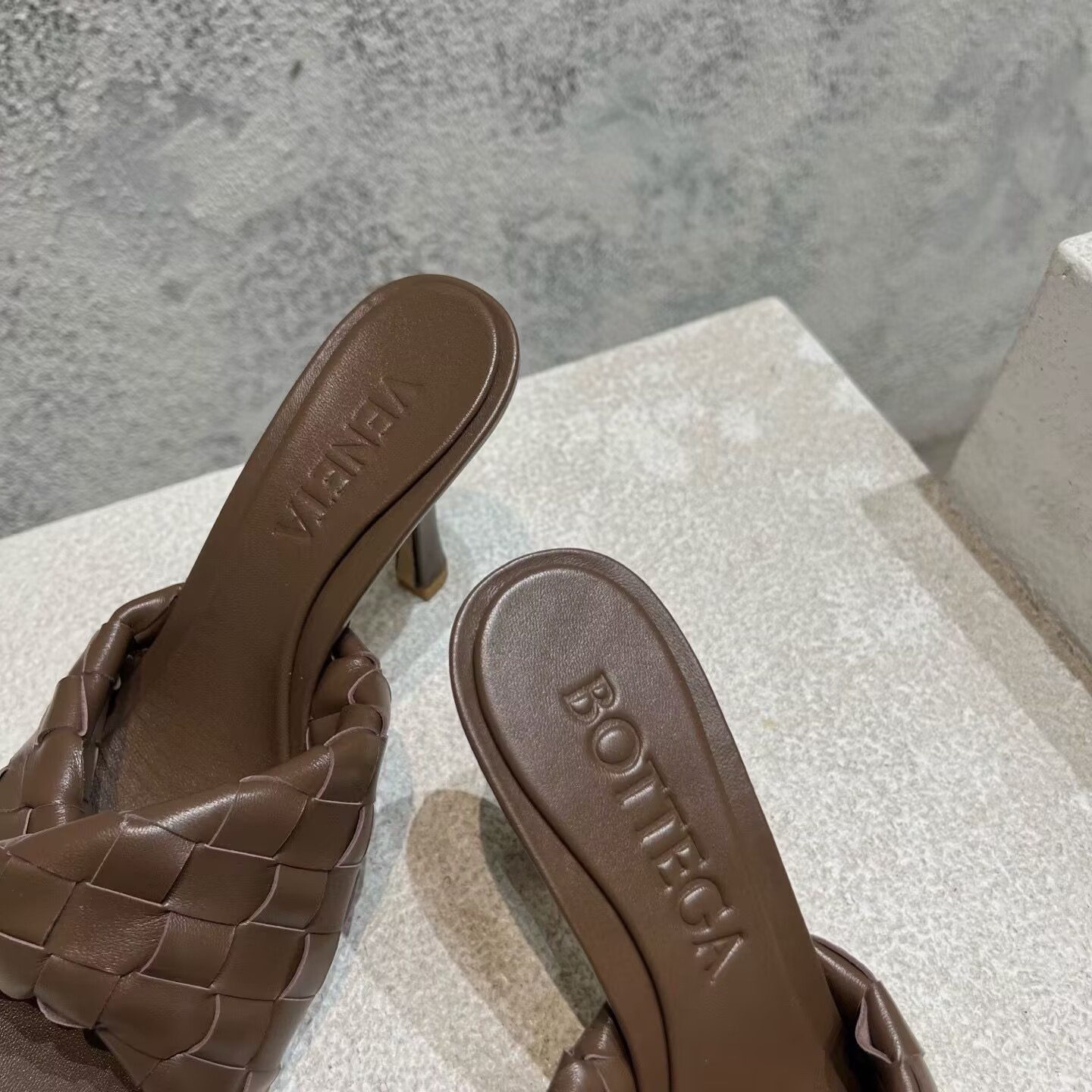 UA B0tt*ga Ven*ta Blink Slides