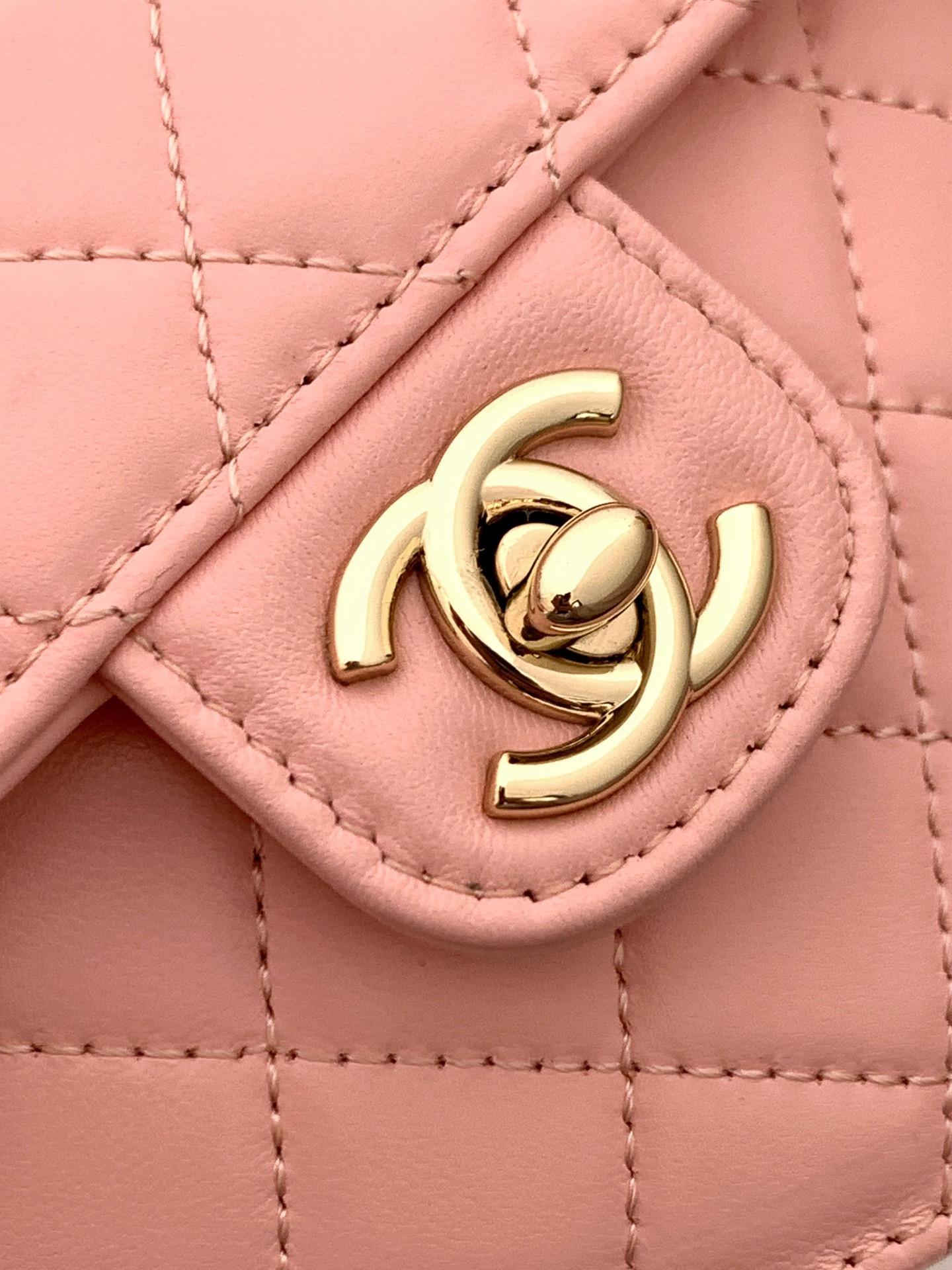Chanel Mini 22S Heart Clutch With Chain 12x13x5.5cm