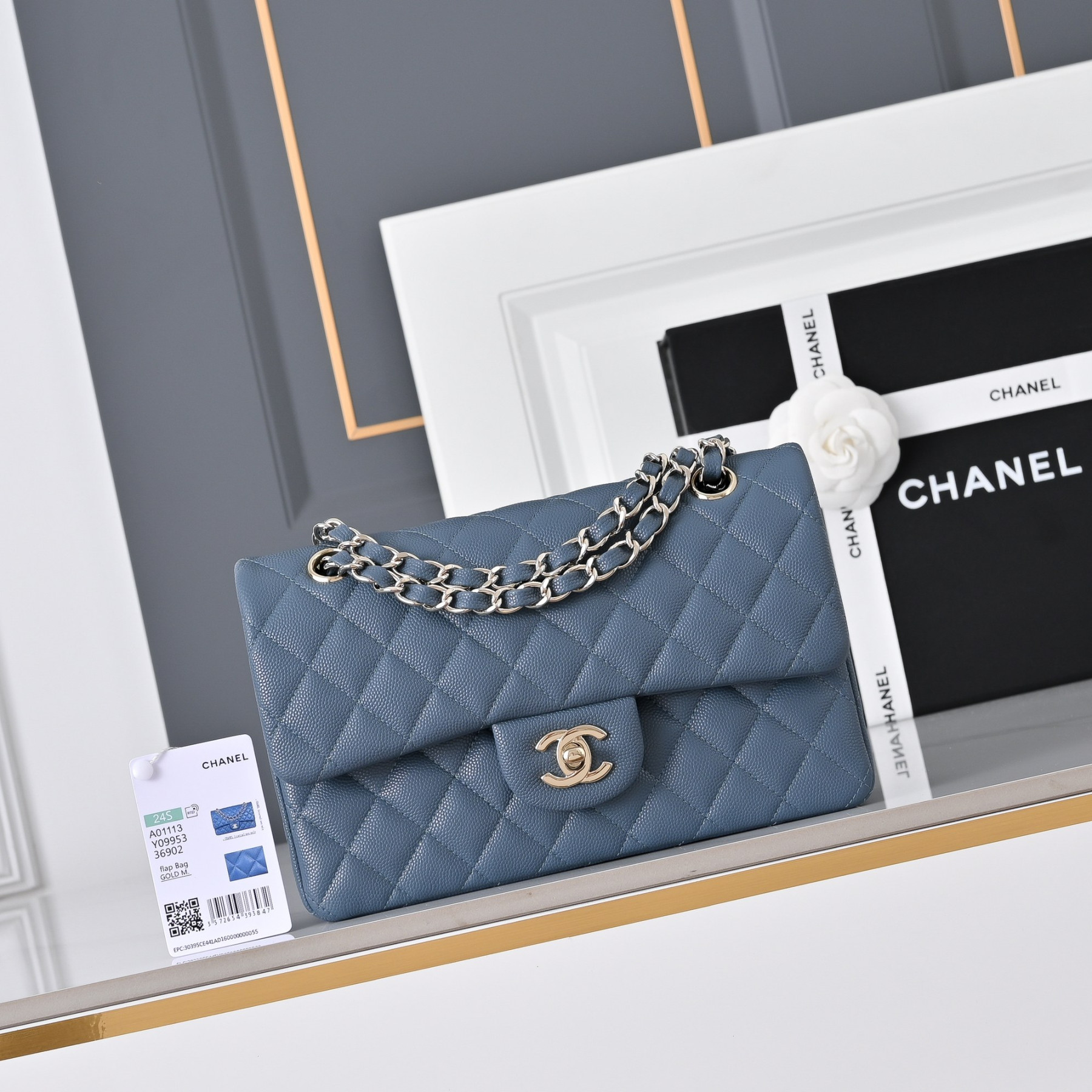 Chanel Classic Flap handbag Dusty blue with light gold hardware and caviar leather A01113 23x14.5x6cm